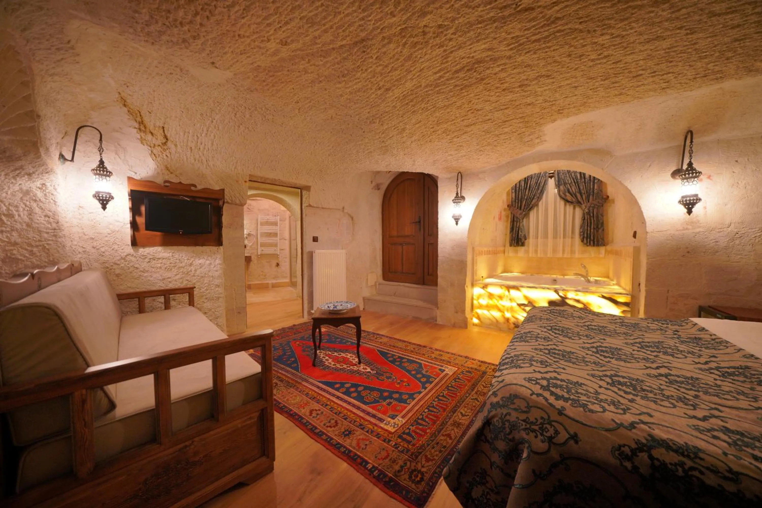 Photo of the whole room, Bed in Fairyland Cave Hotel