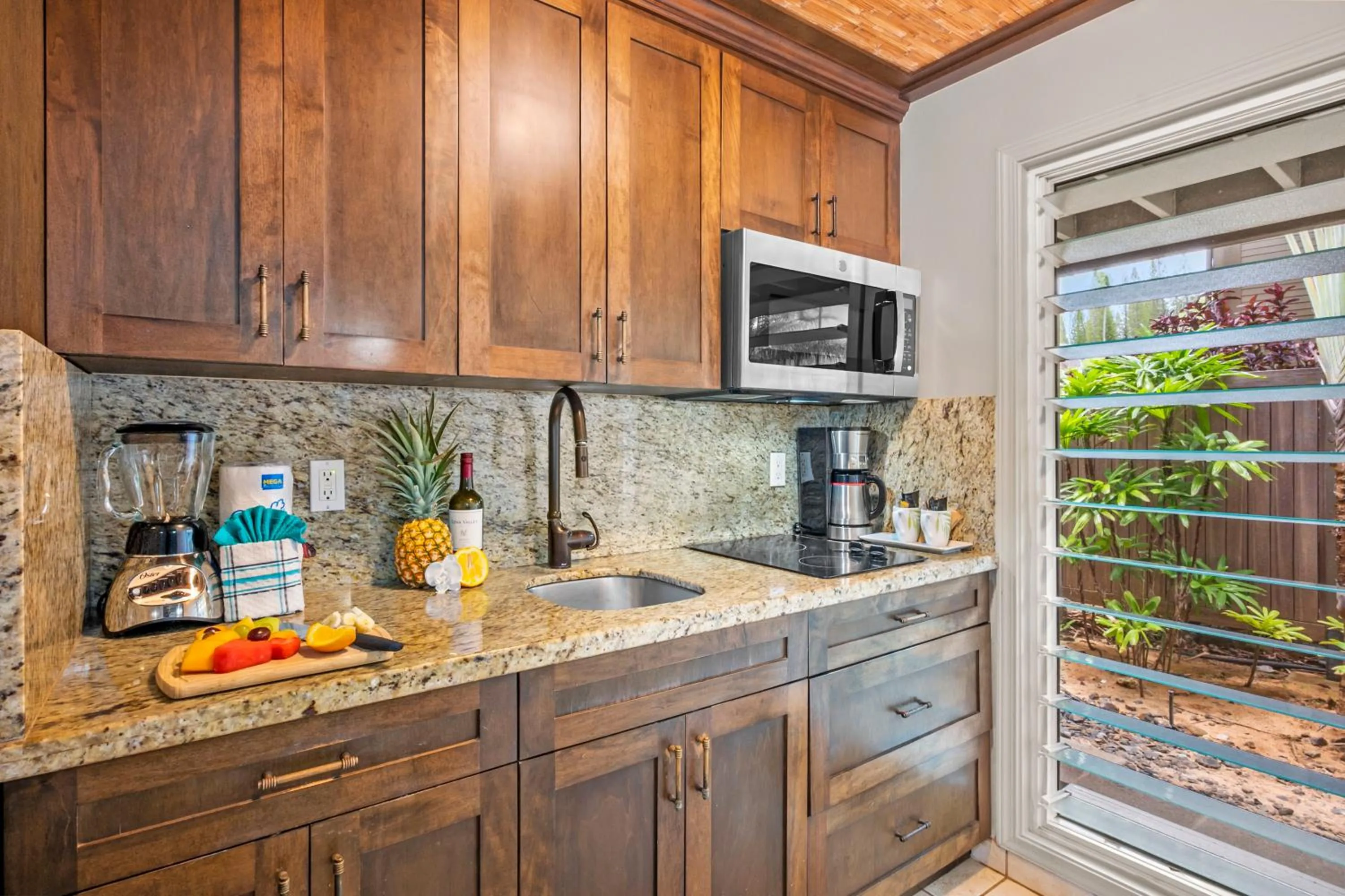 Kitchen or kitchenette in The Mauian Hotel