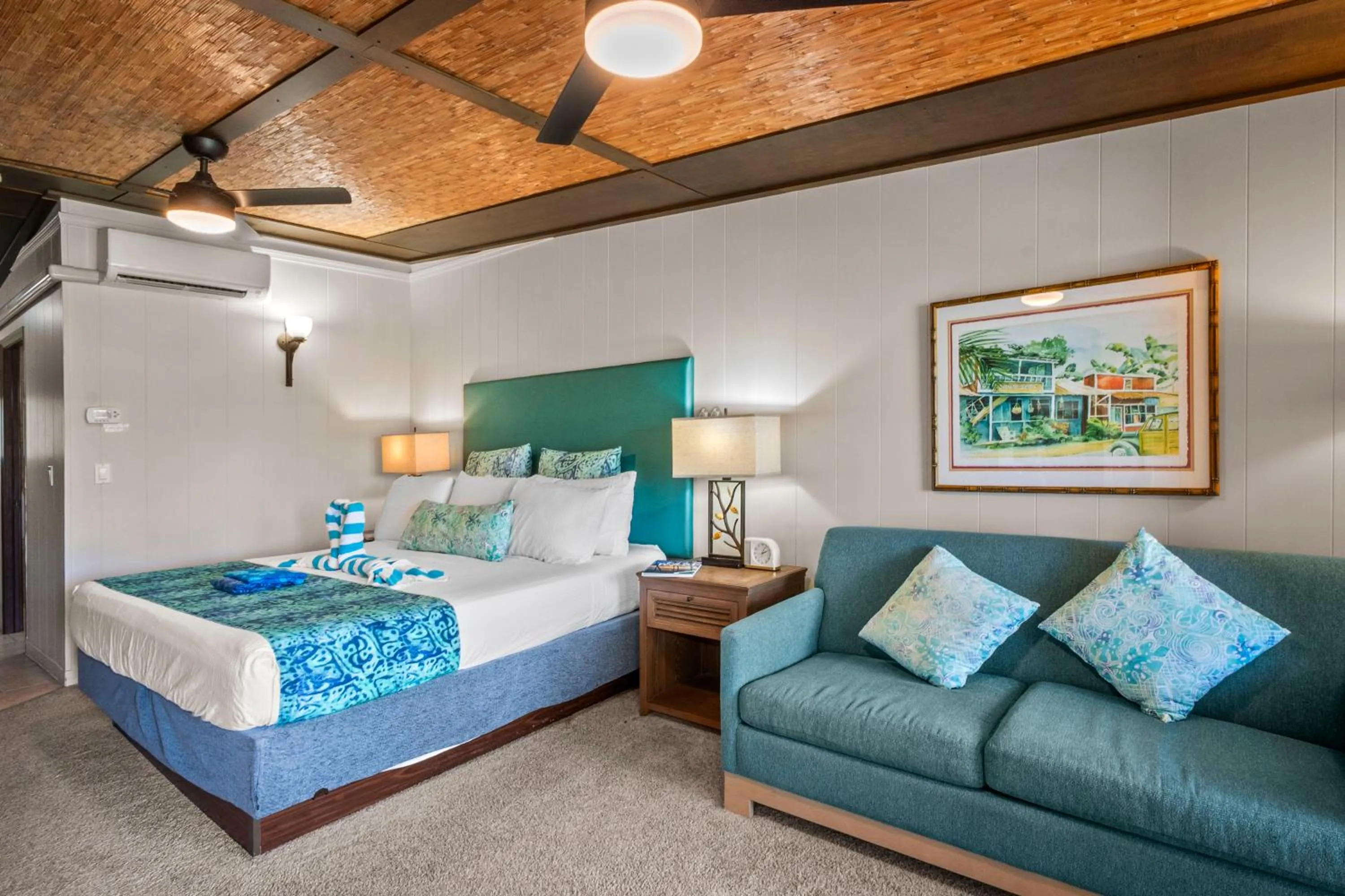 Living room, Bed in The Mauian Hotel
