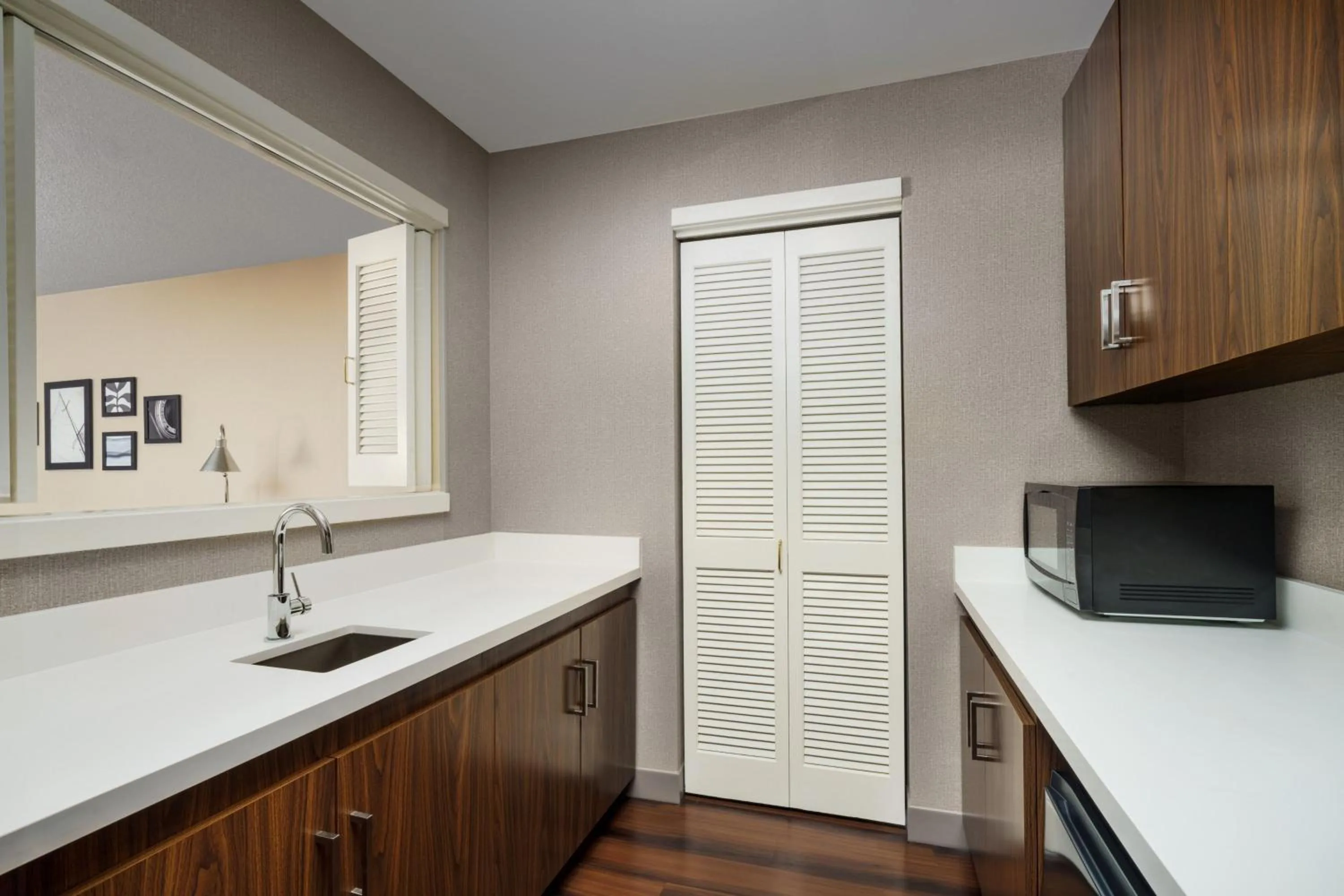 Kitchen or kitchenette in Four Points by Sheraton Pleasanton