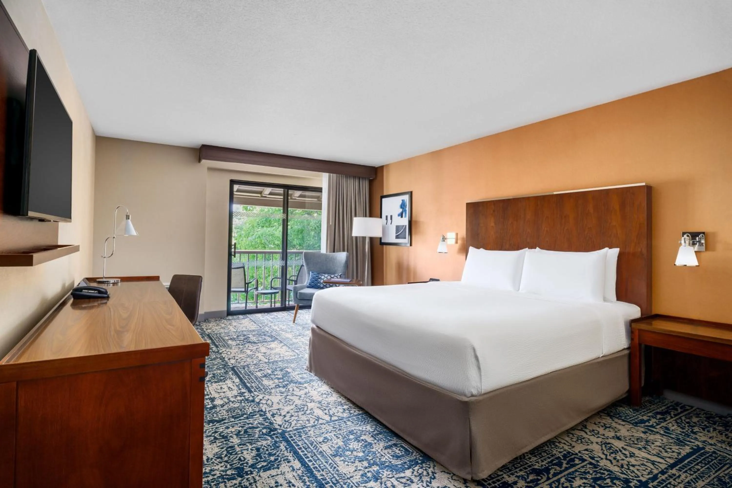 Photo of the whole room, Bed in Four Points by Sheraton Pleasanton