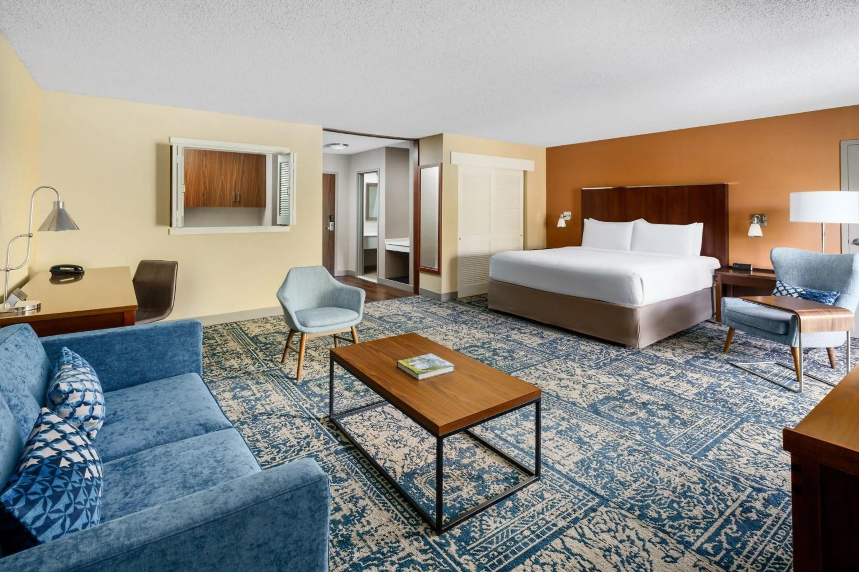 Photo of the whole room, Bed in Four Points by Sheraton Pleasanton