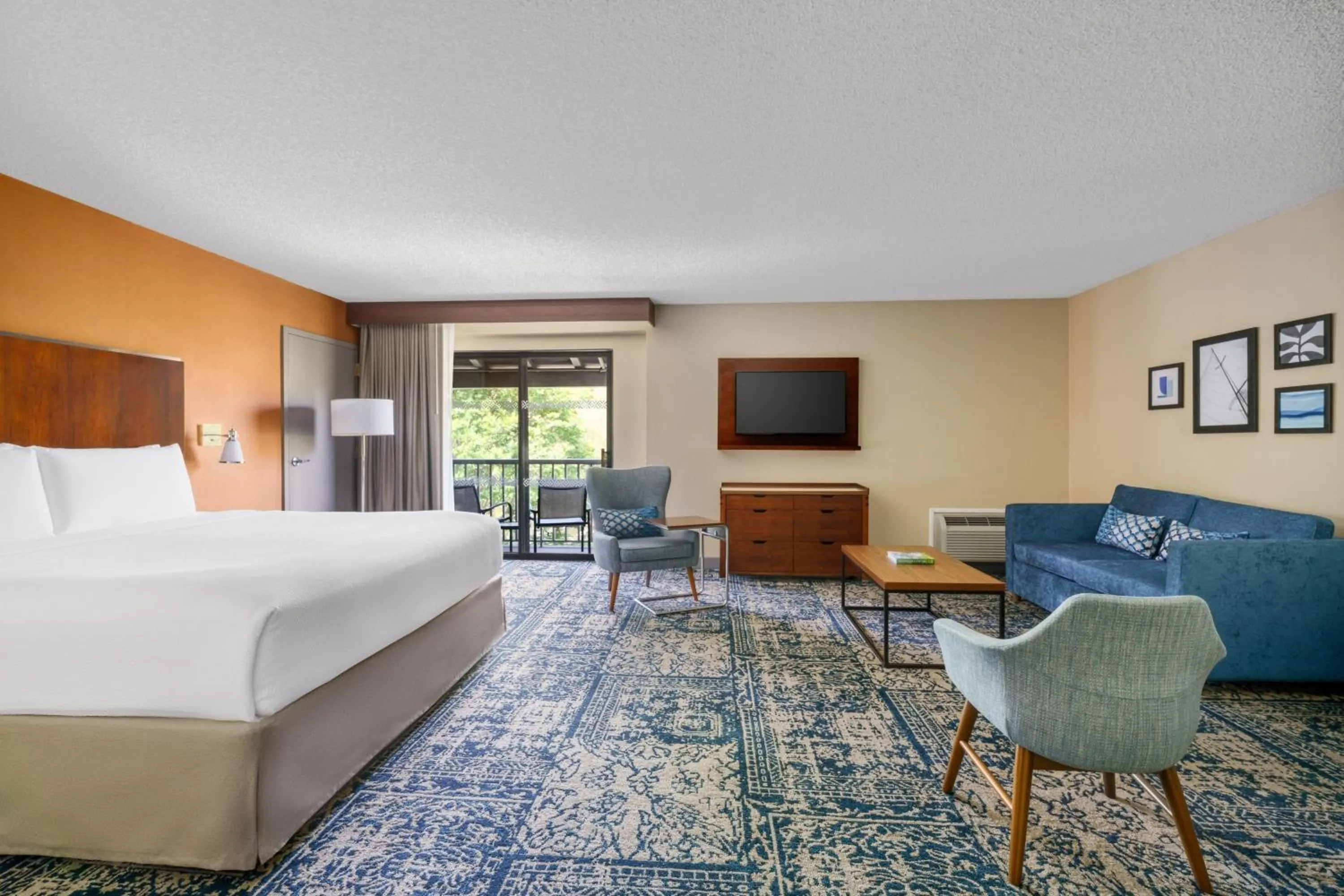 Photo of the whole room, Bed in Four Points by Sheraton Pleasanton