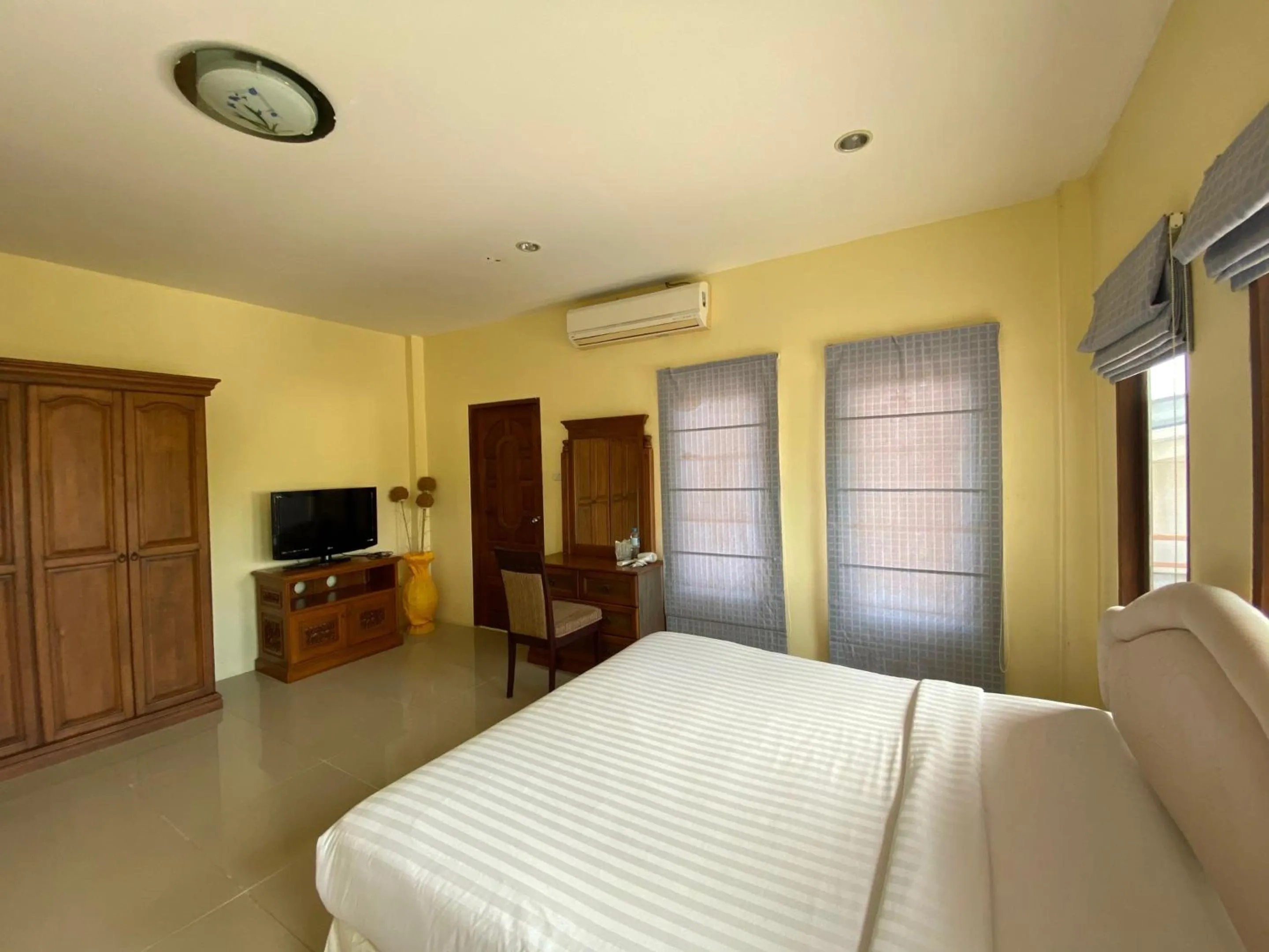 Photo of the whole room, Bed in Yuwadee Resort