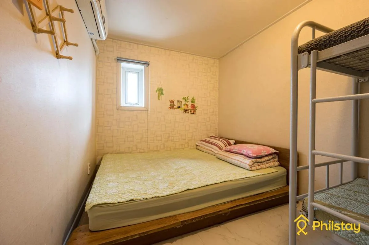 Bed in Mamas and Papas Guesthouse and Apartments in Seoul