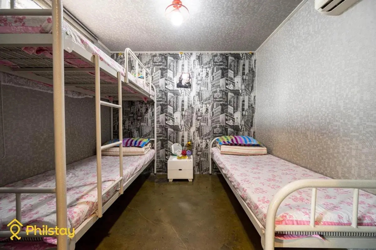 Triple Room with Shared Bathroom in Mamas and Papas Guesthouse and Apartments in Seoul Triple Room with Shared Bathroom in Mamas and Papas Guesthouse and Apartments in Seoul