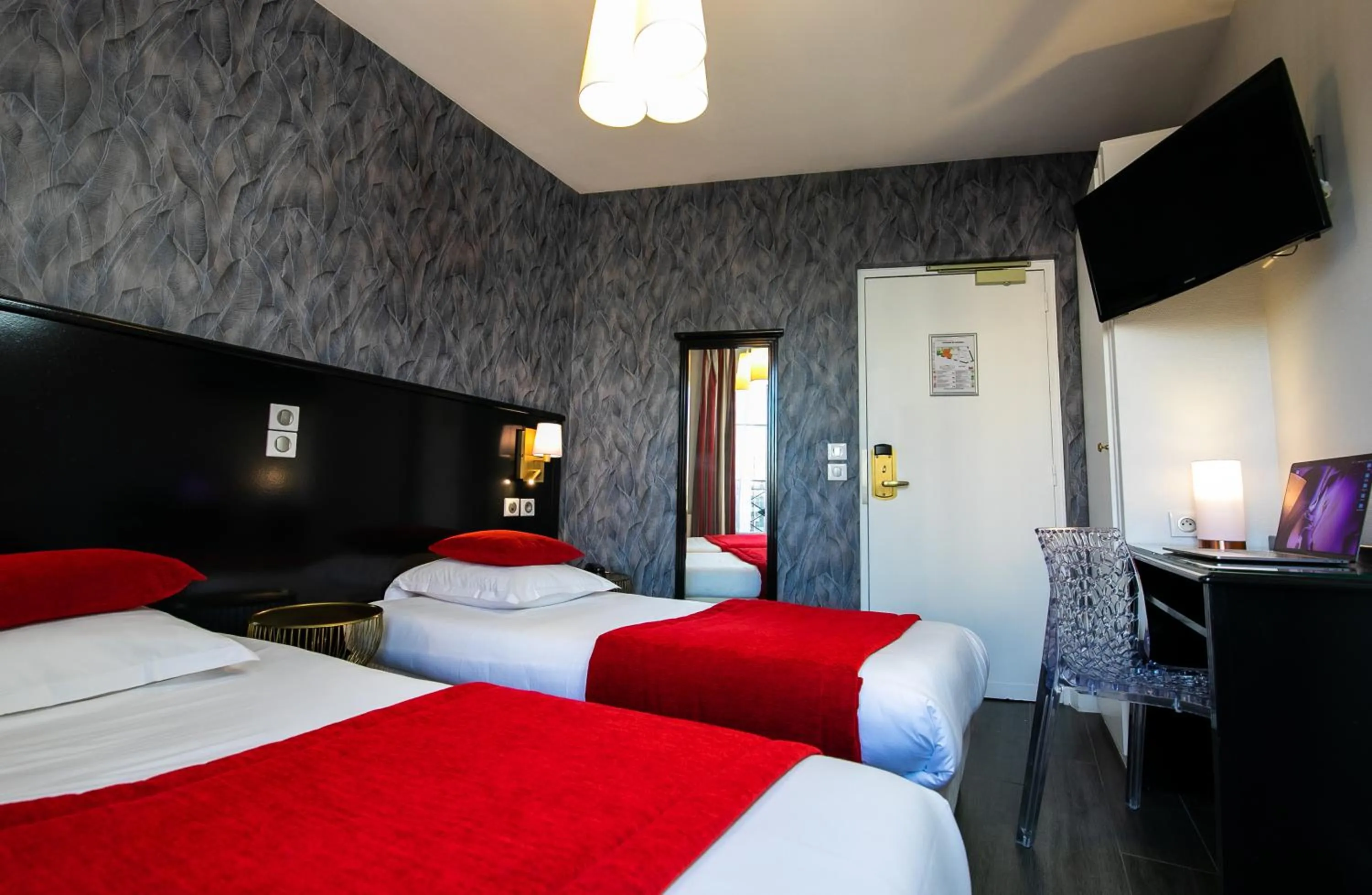 Coffee/tea facilities, Bed in Eiffel Villa Garibaldi