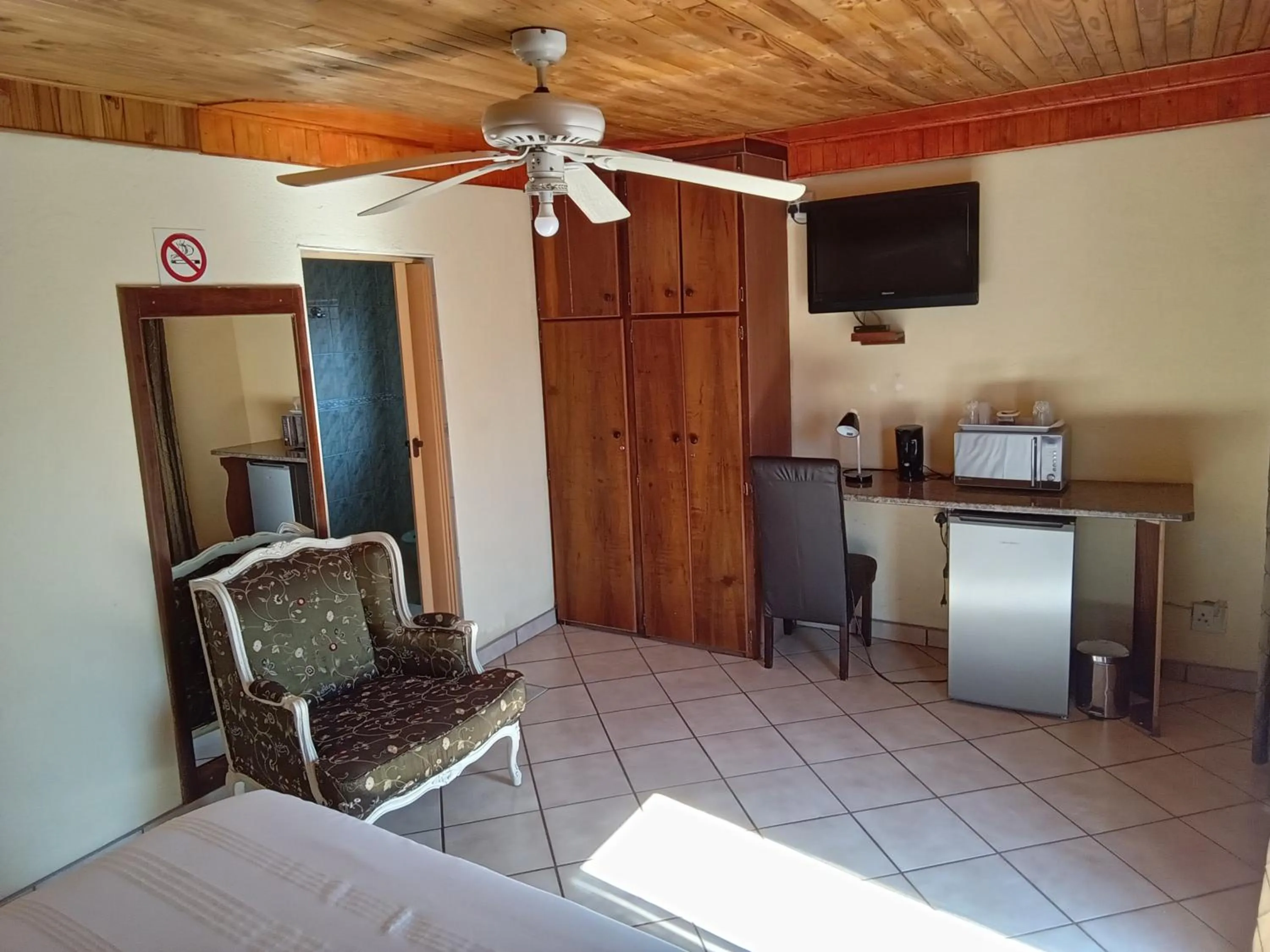 Photo of the whole room in Kgatholoha guest house