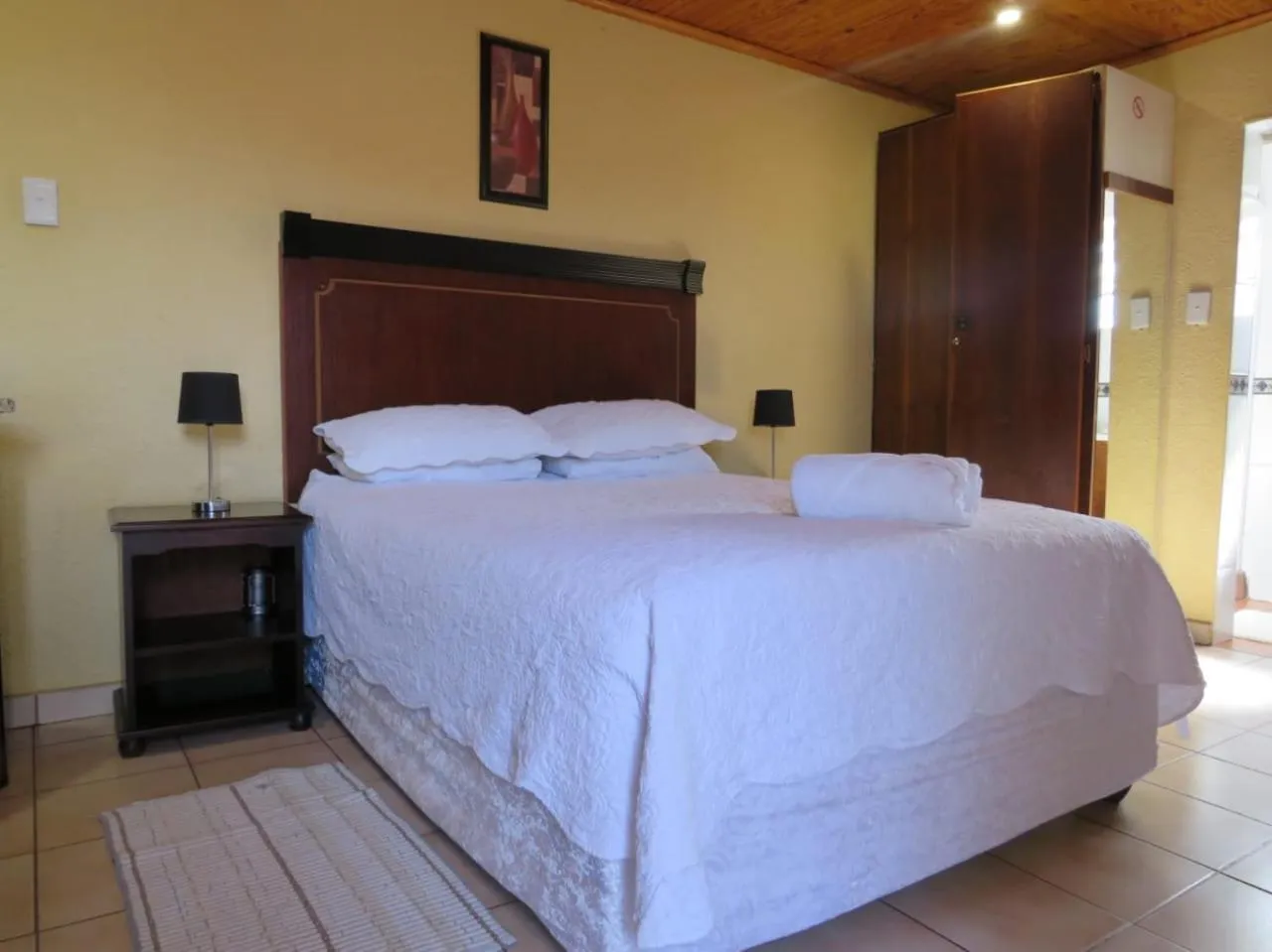 Bedroom, Bed in Kgatholoha guest house