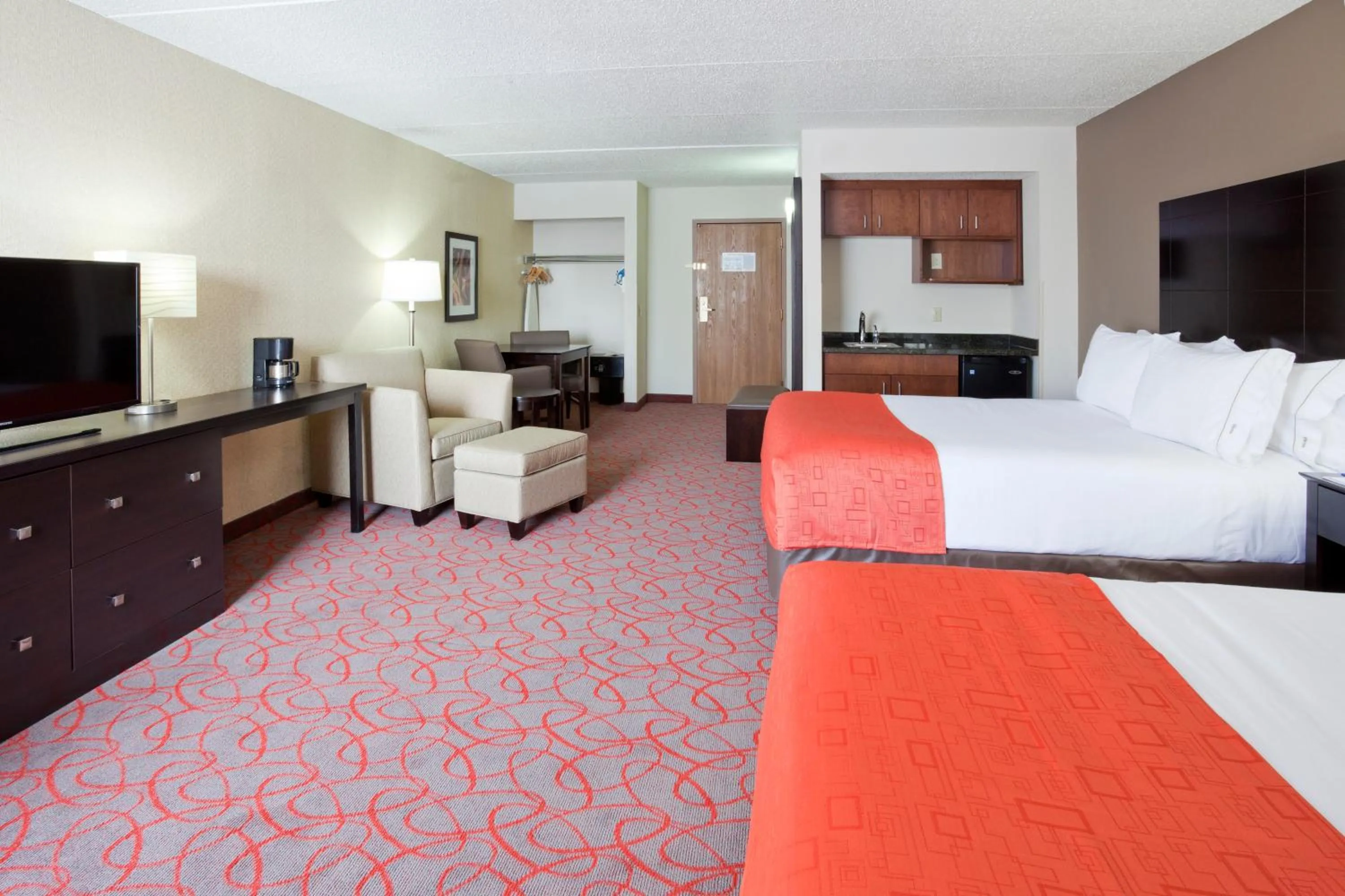 Photo of the whole room, Bed in Holiday Inn Express & Suites Bloomington West by IHG