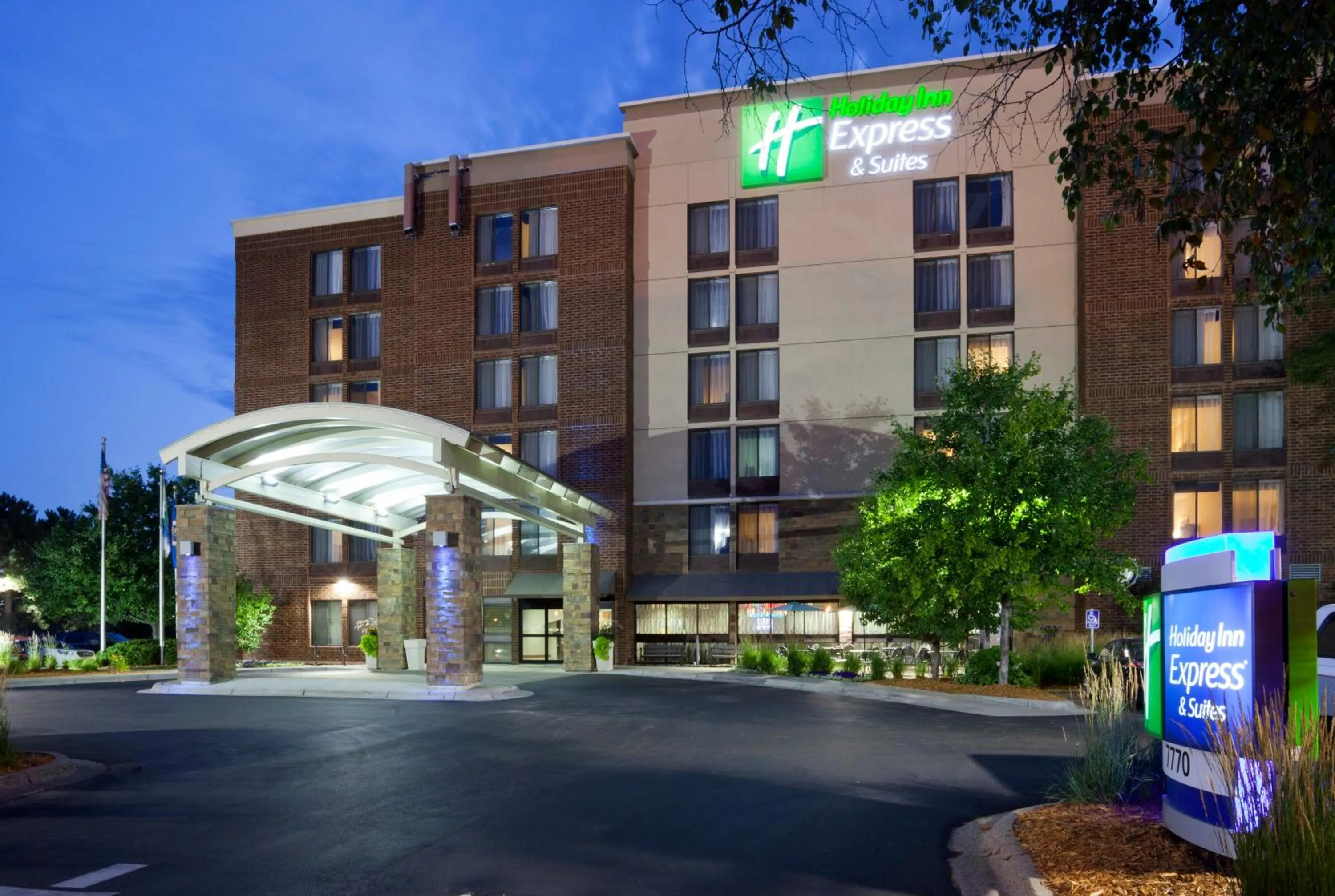 Property building in Holiday Inn Express & Suites Bloomington West by IHG