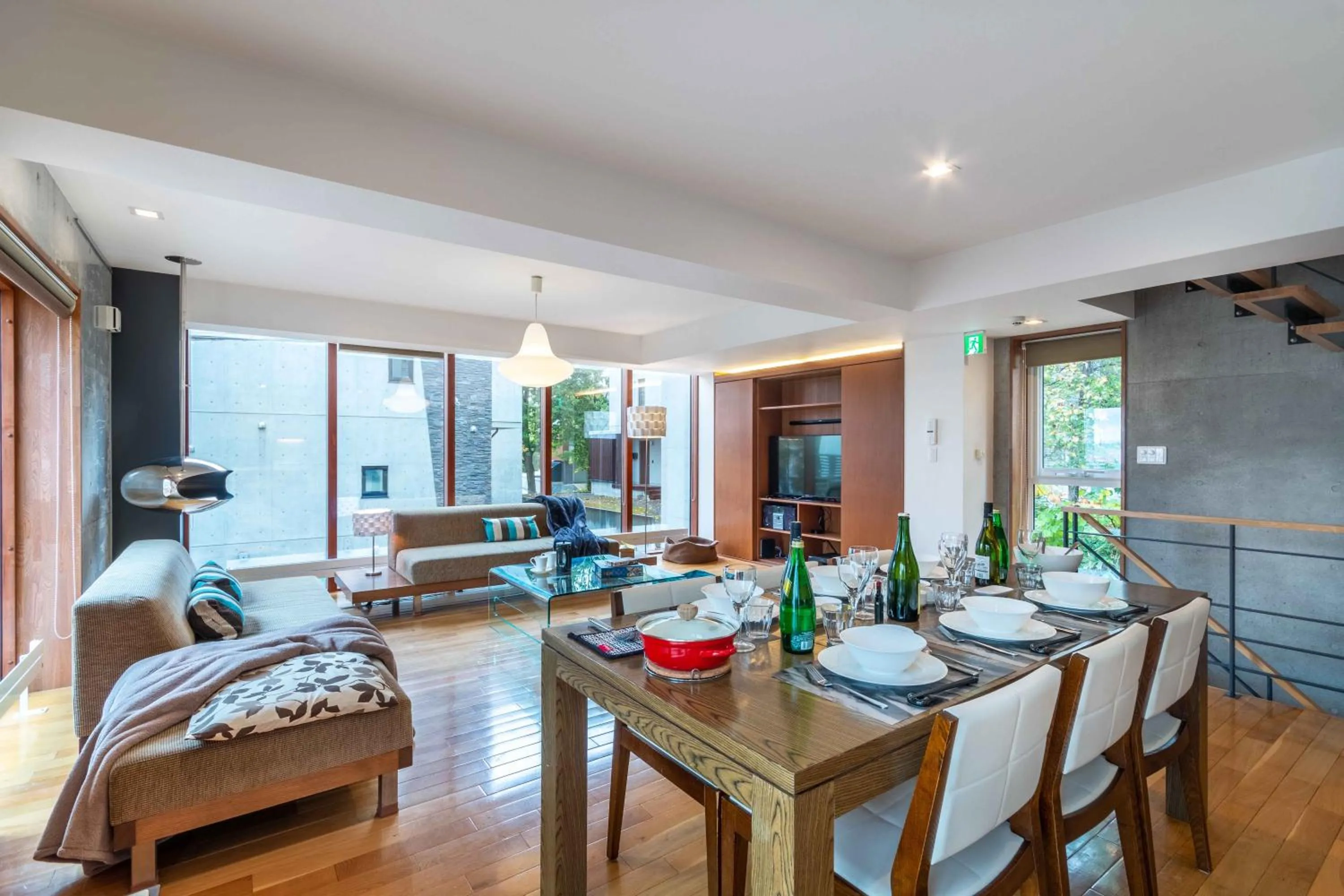 Dining area in Asanagi by H2 Life