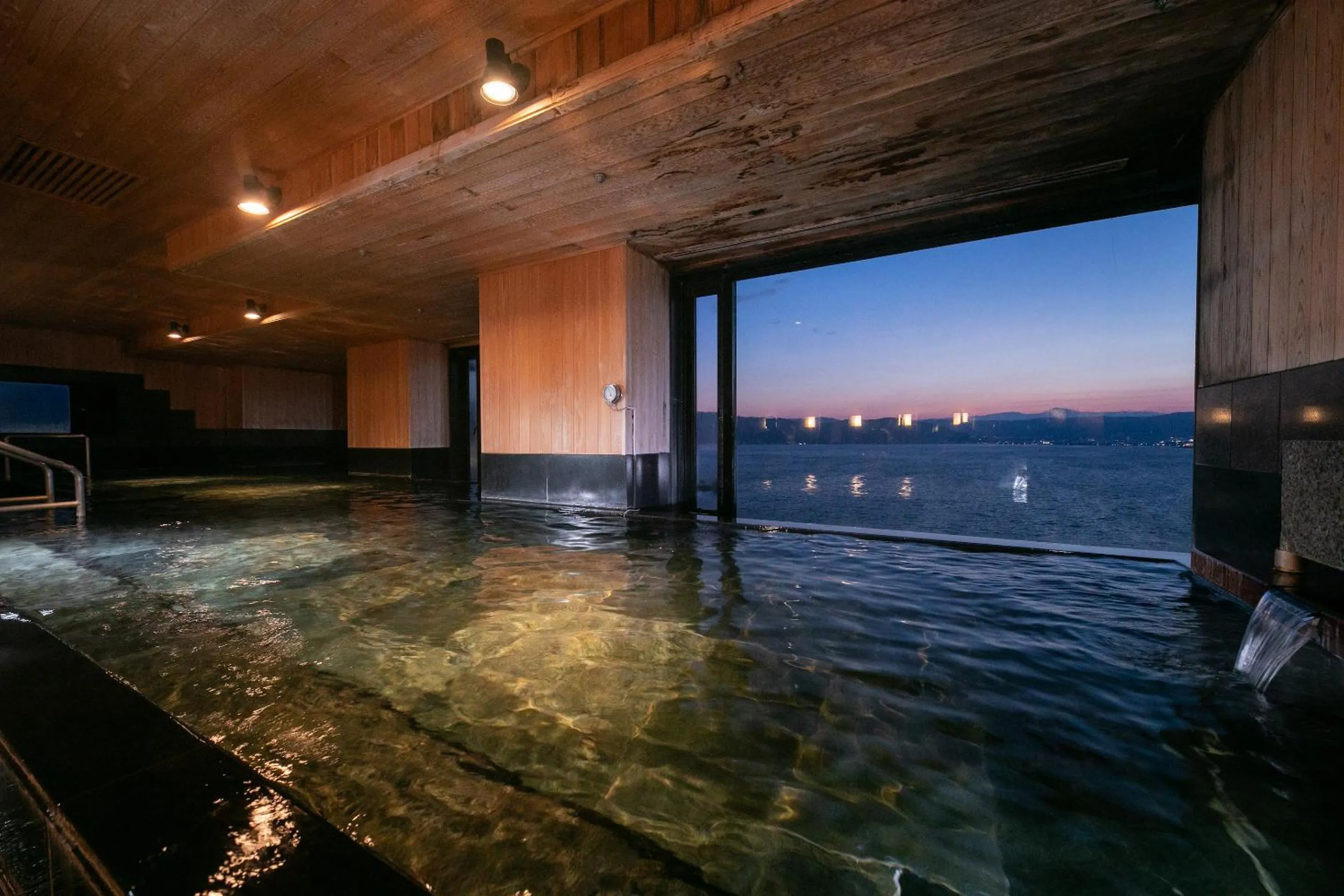 Public Bath in Hotel Beniya