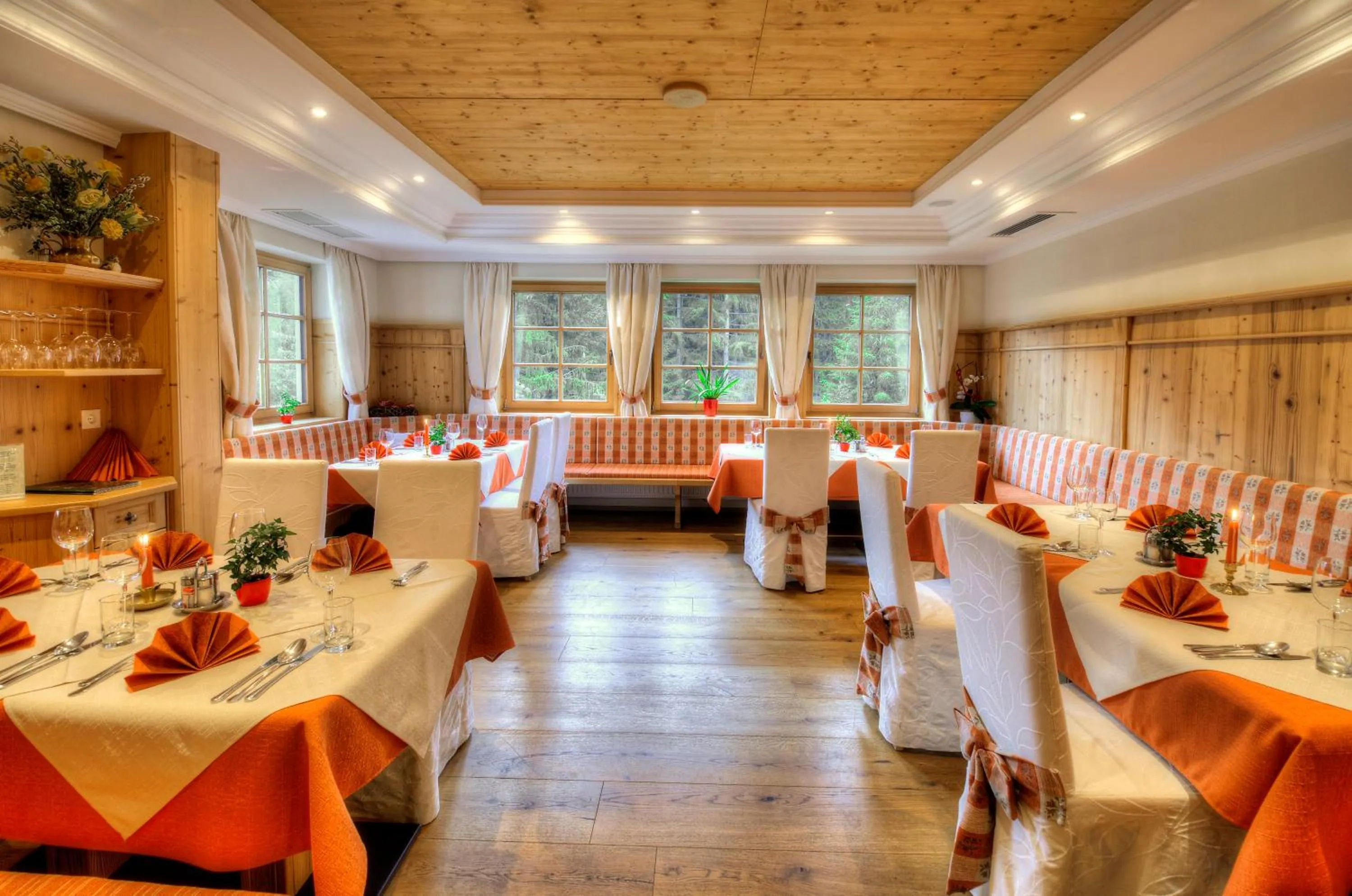 Restaurant/places to eat in Hotel Häuserl im Wald