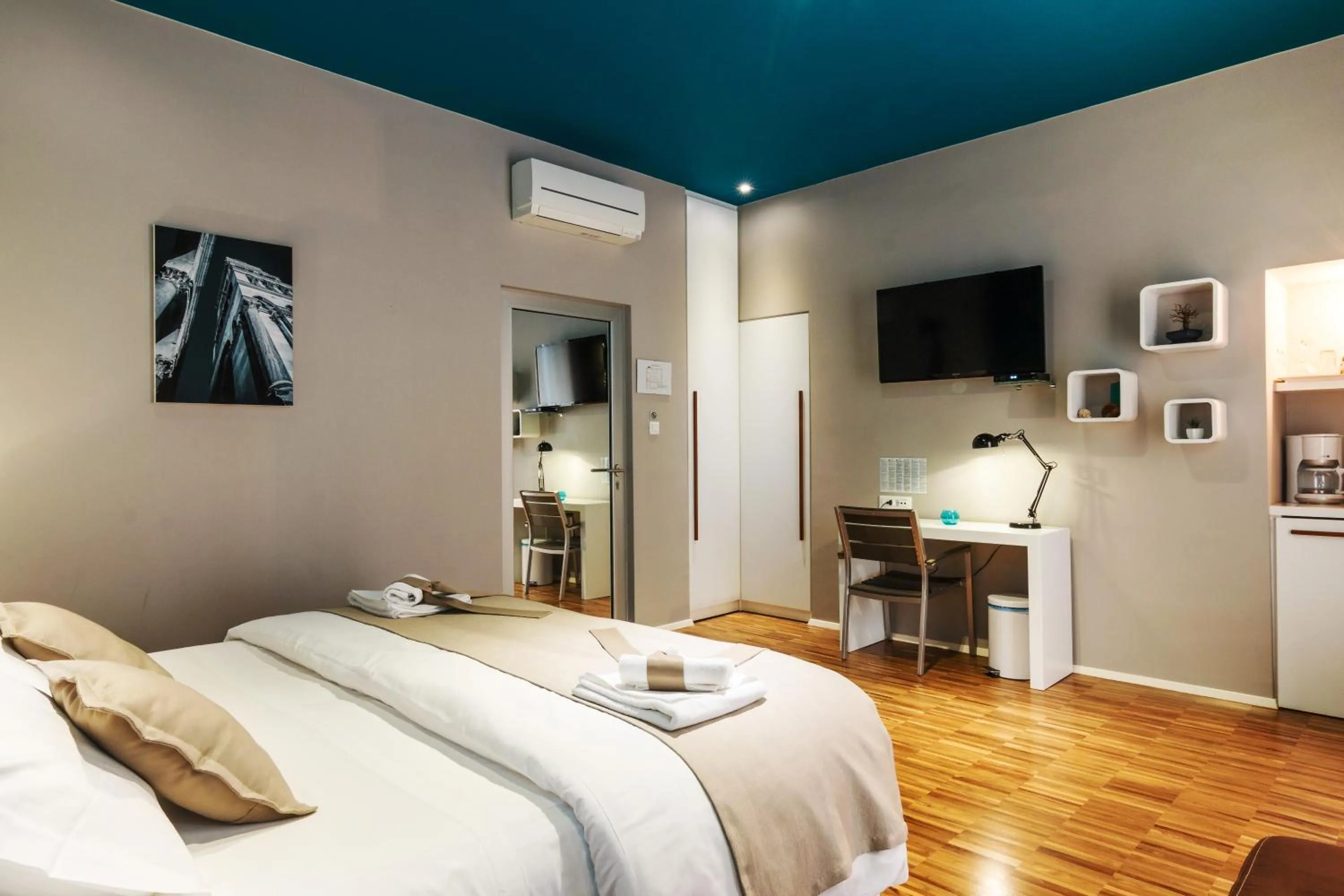 TV and multimedia, Bed in Riva Luxury Rooms