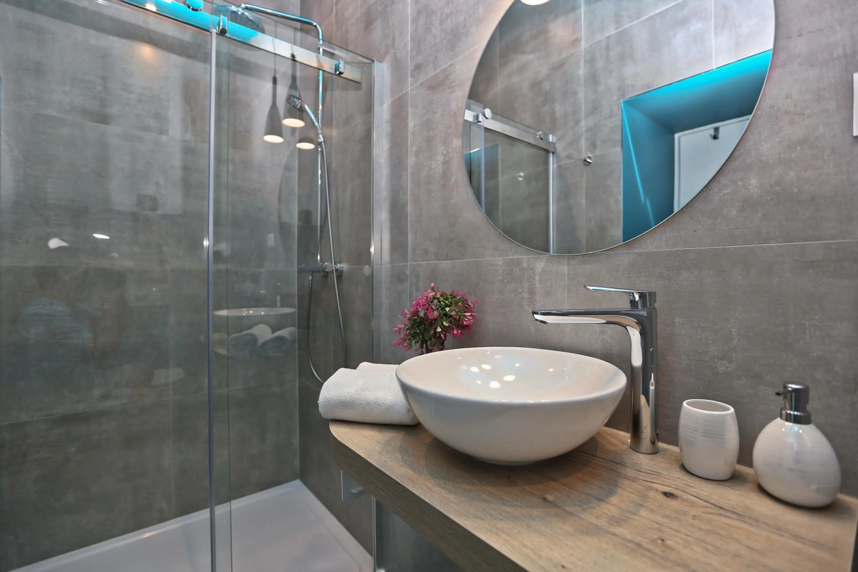 Shower in Riva Luxury Rooms