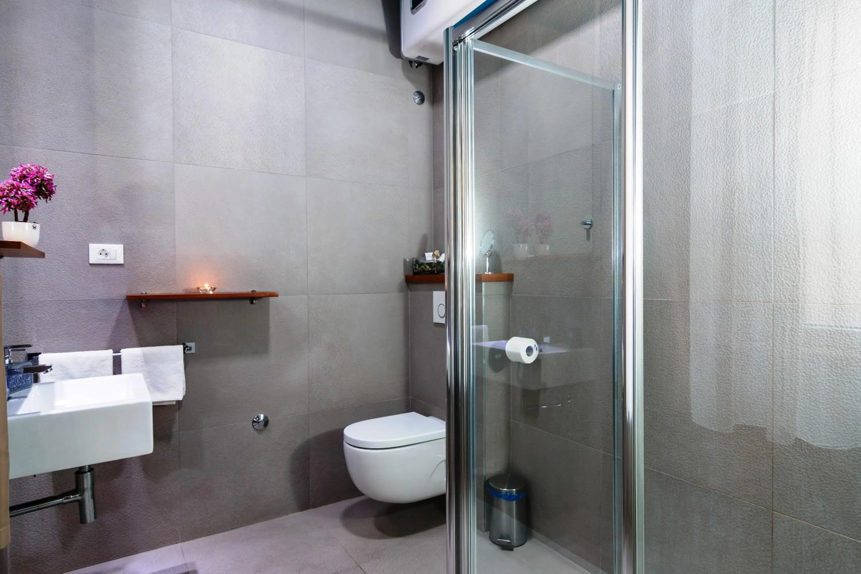 Shower in Riva Luxury Rooms