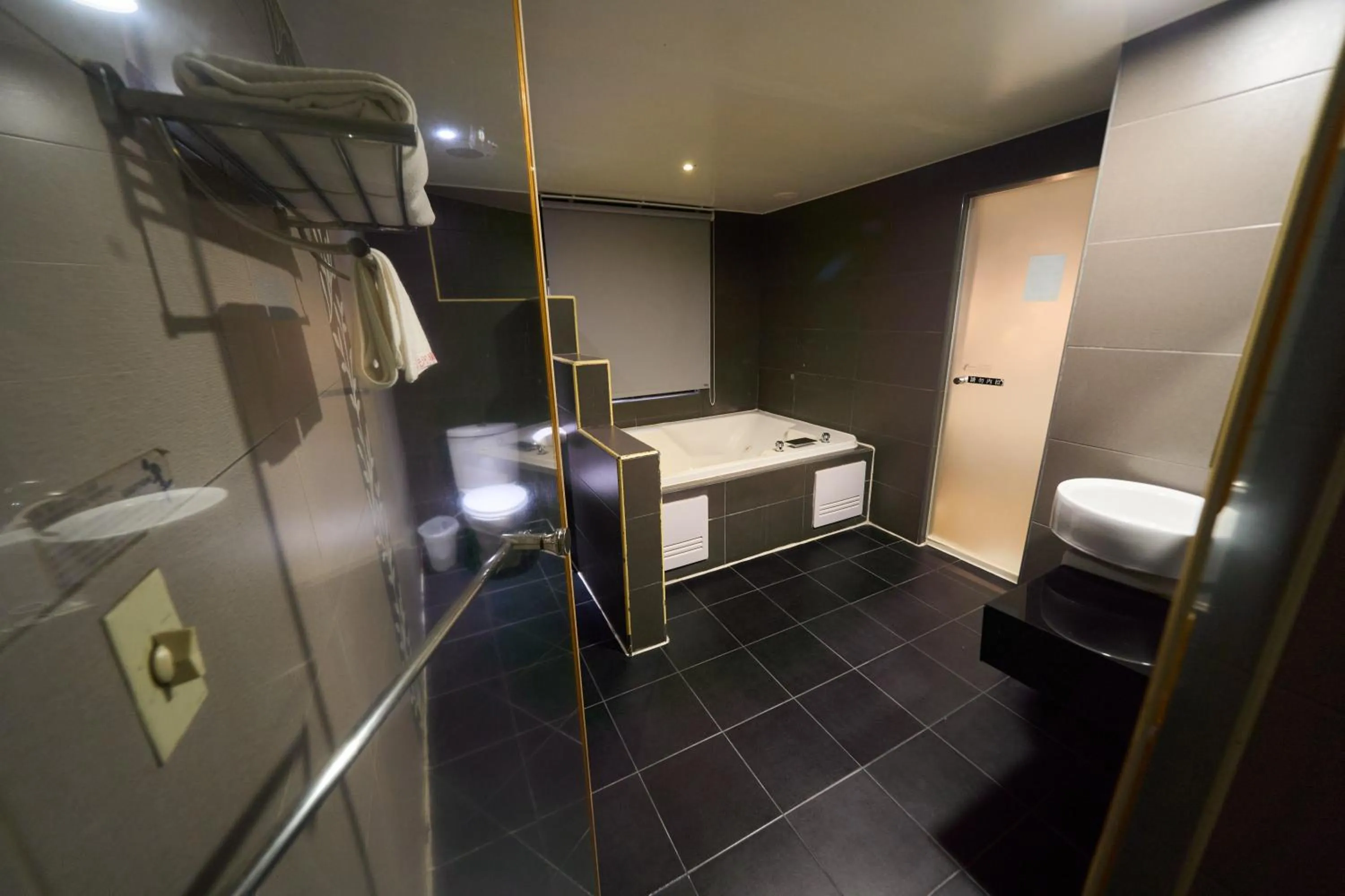 The Riverside Hotel Fashion