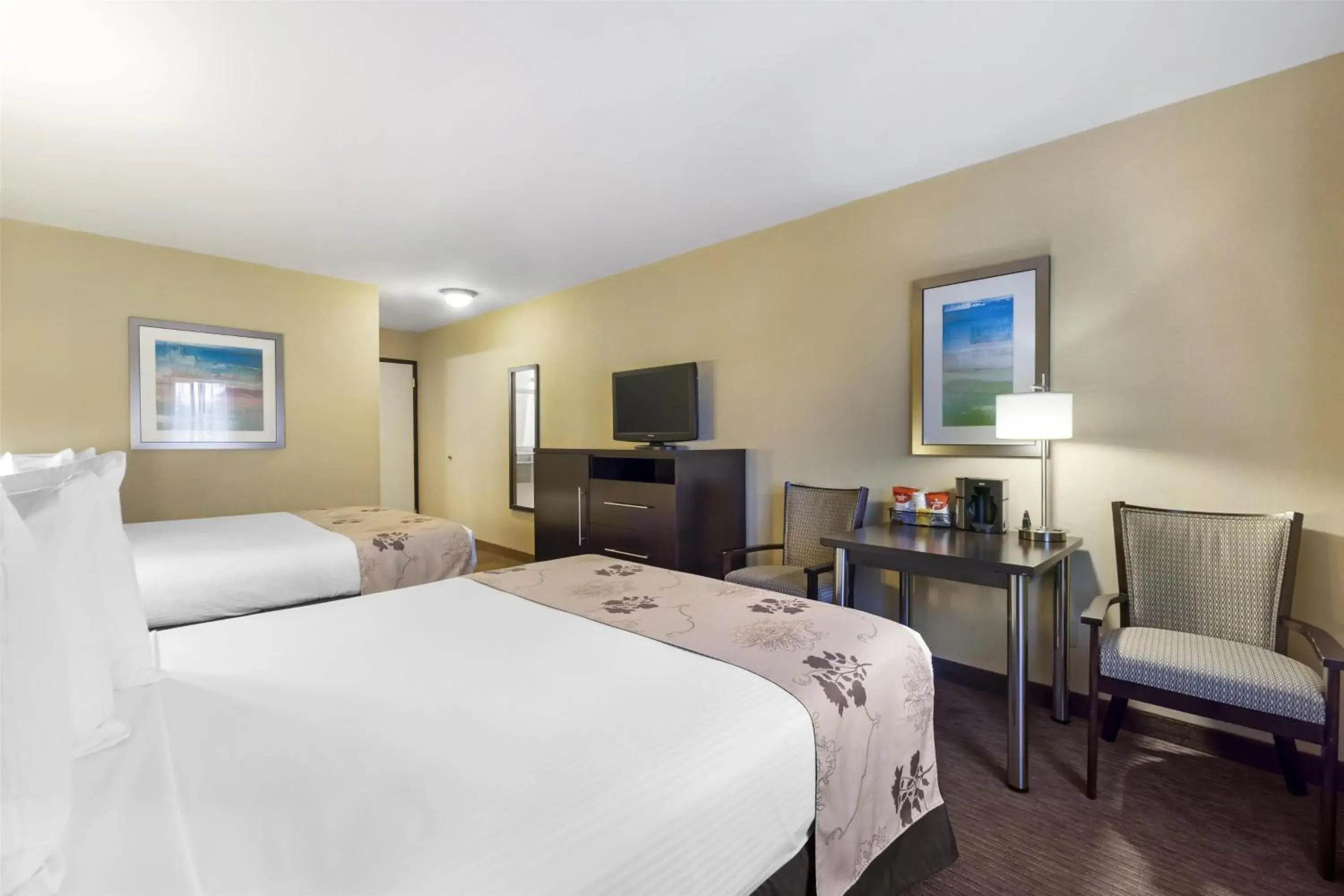 Queen Room with Two Queen Beds with Balcony in Best Western Seattle Airport Hotel Queen Room with Two Queen Beds with Balcony in Best Western Seattle Airport Hotel