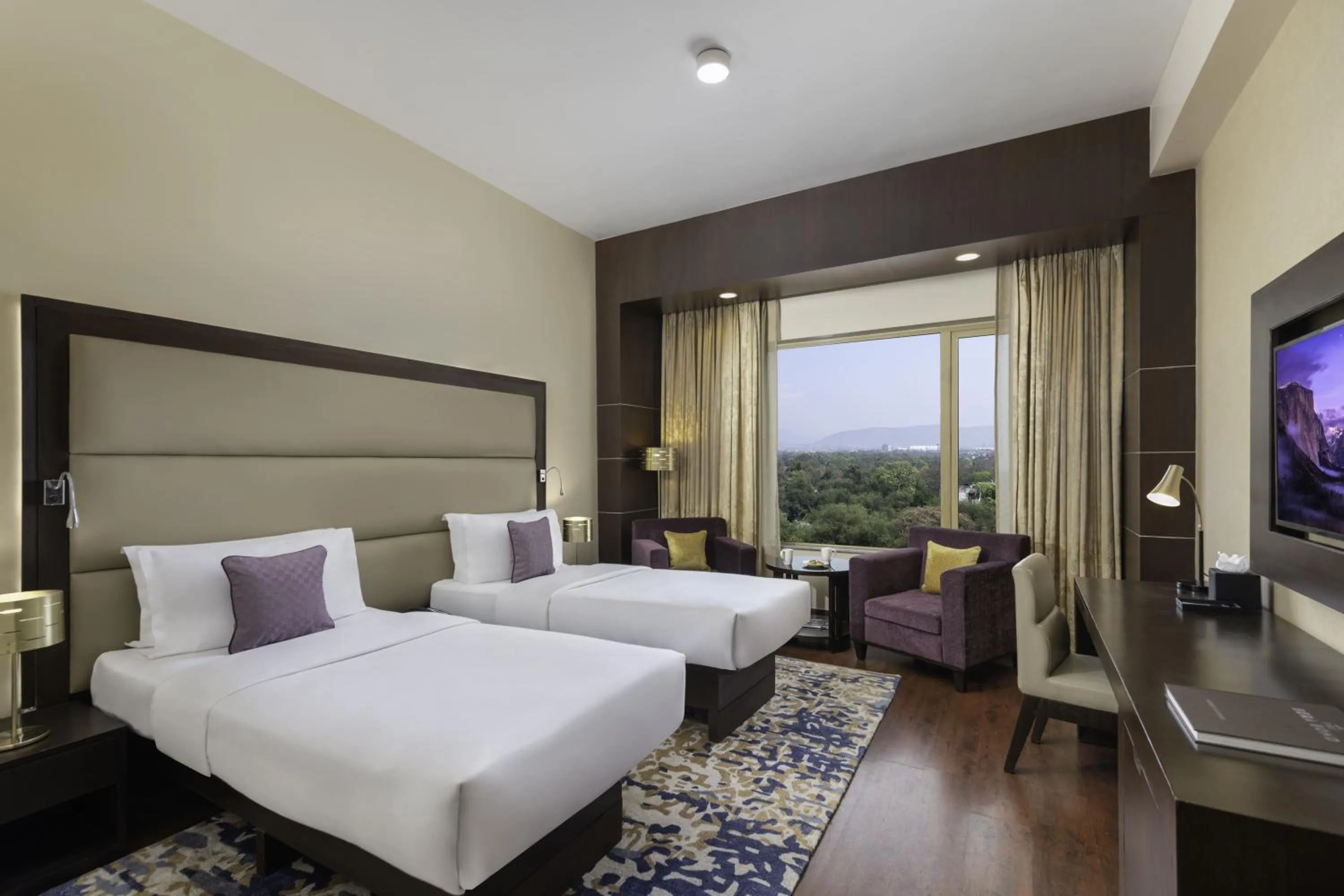 Bedroom, Bed in Vivanta Jamshedpur, Golmuri