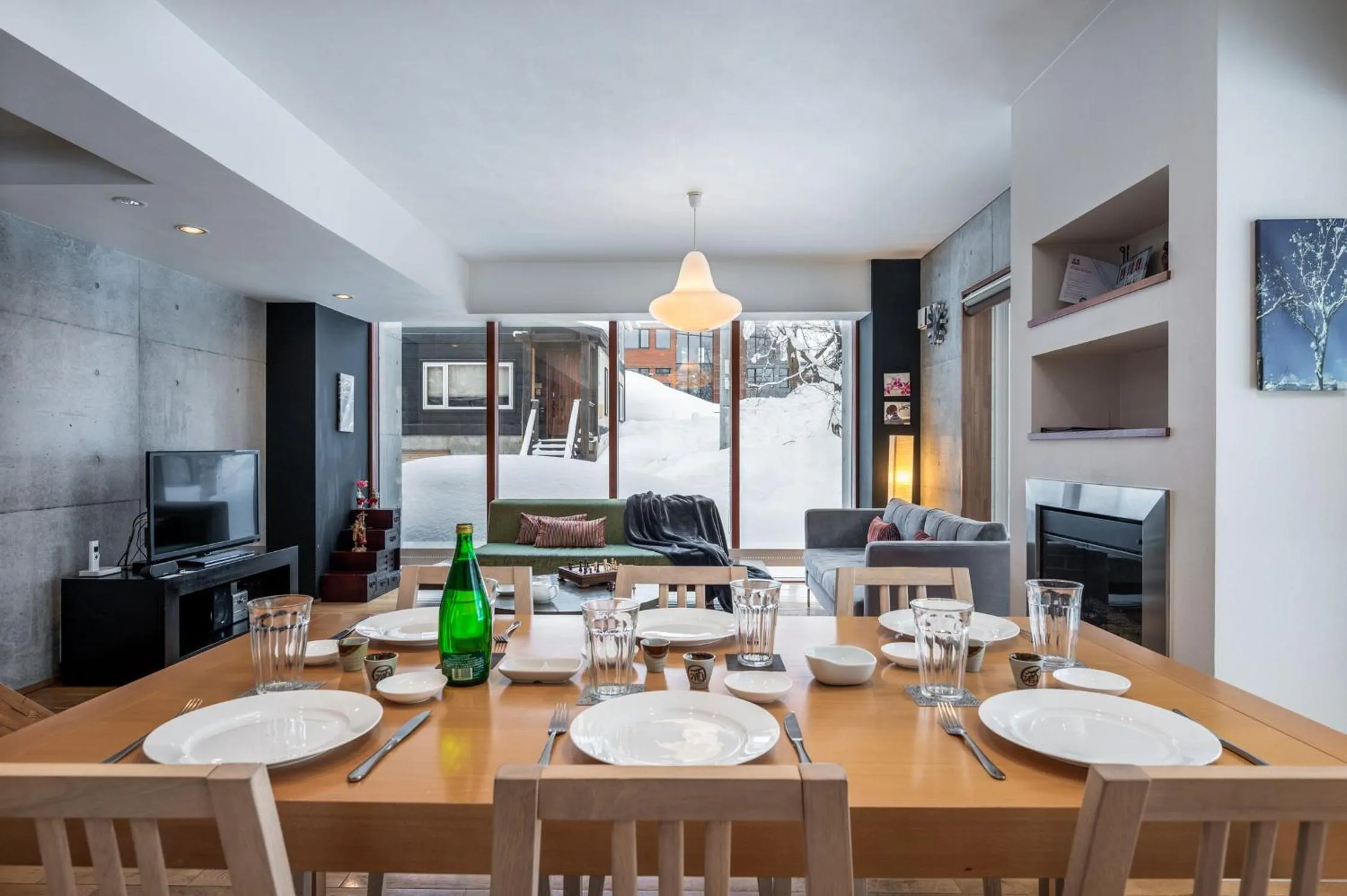 Dining area in Kitanishi 2 by H2 Life