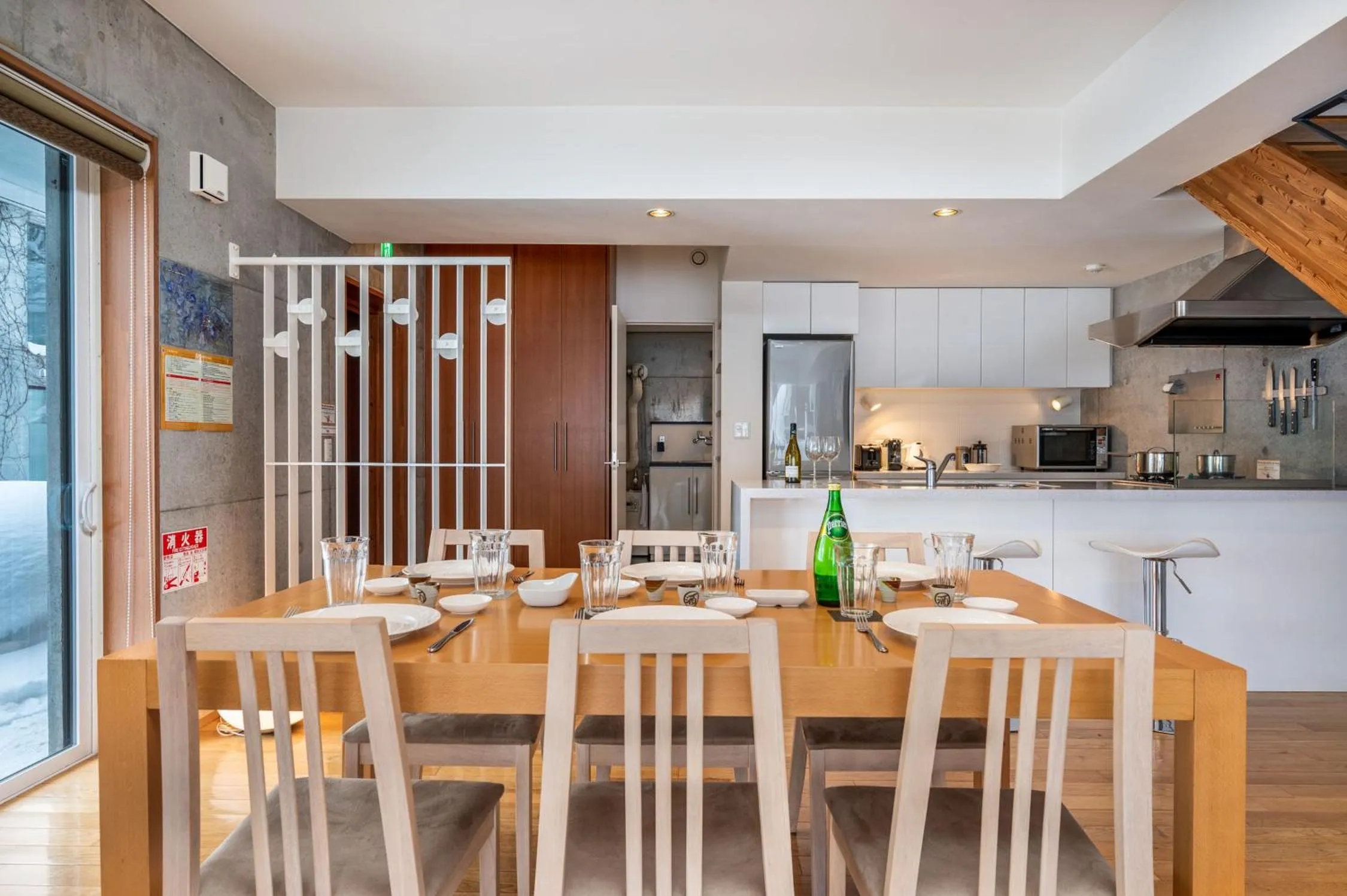 Dining area in Kitanishi 2 by H2 Life