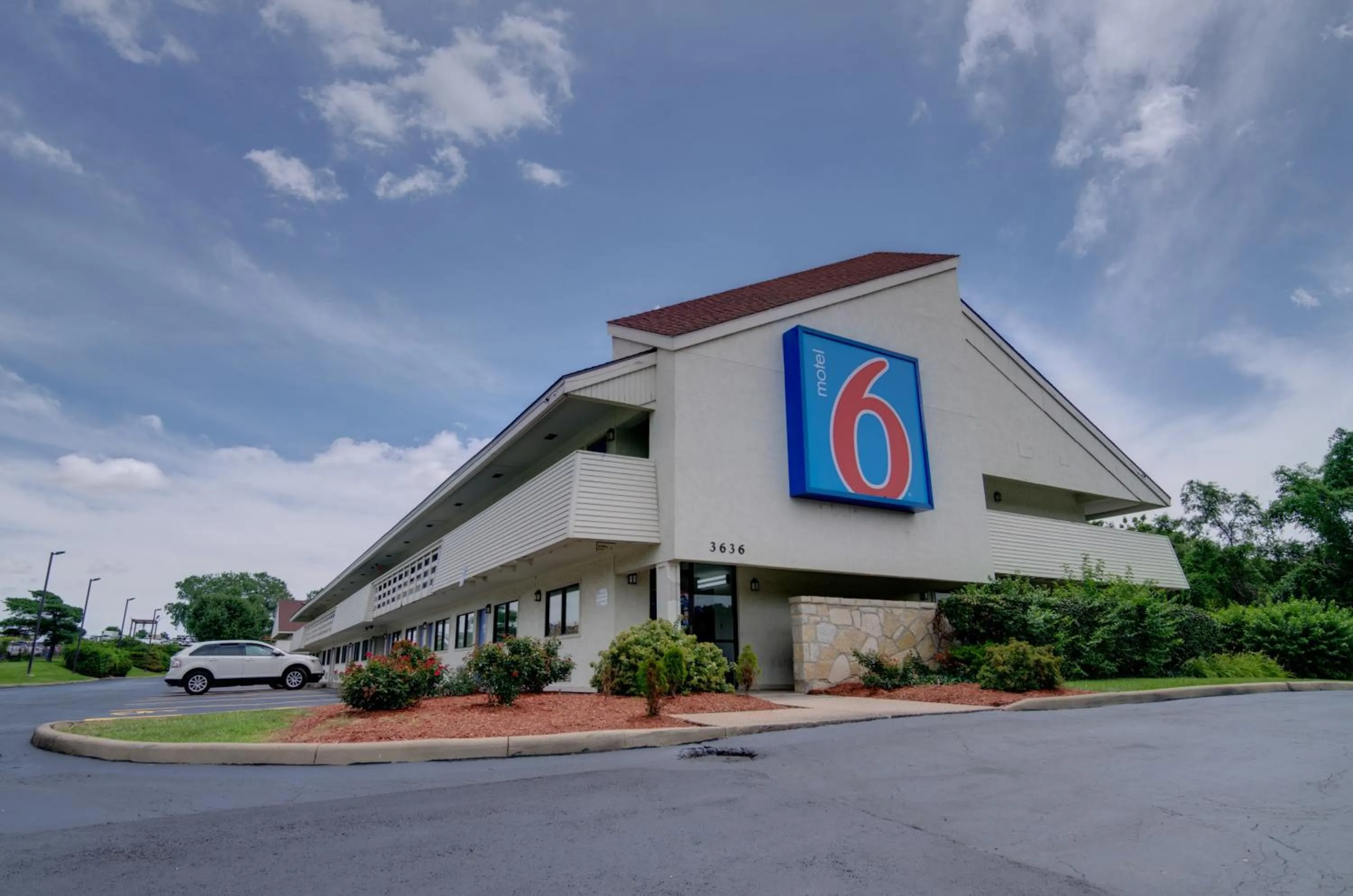 Facade/entrance in Motel 6-Kansas City, MO