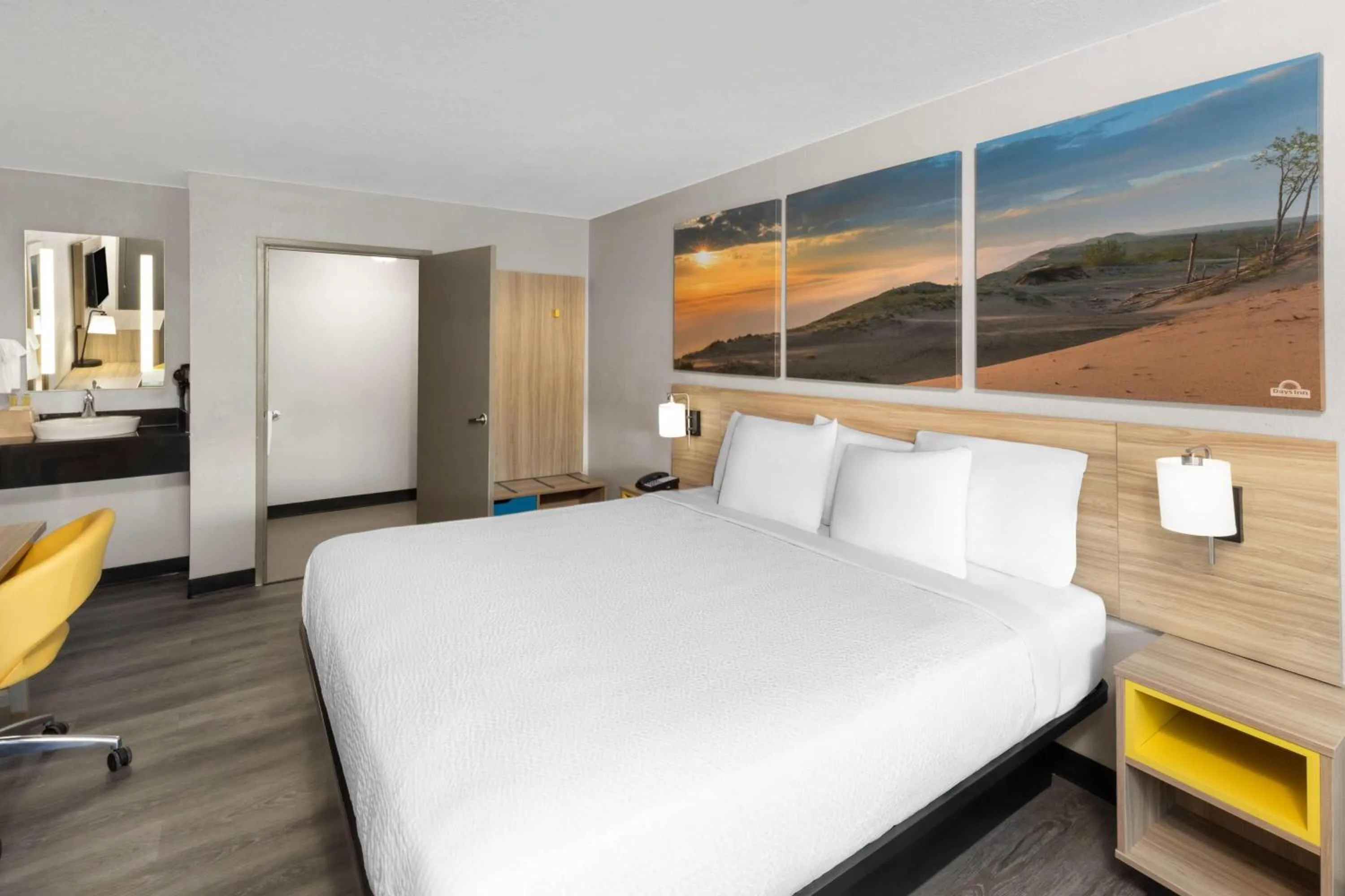 Photo of the whole room, Bed in Days Inn by Wyndham Kansas City Northeast