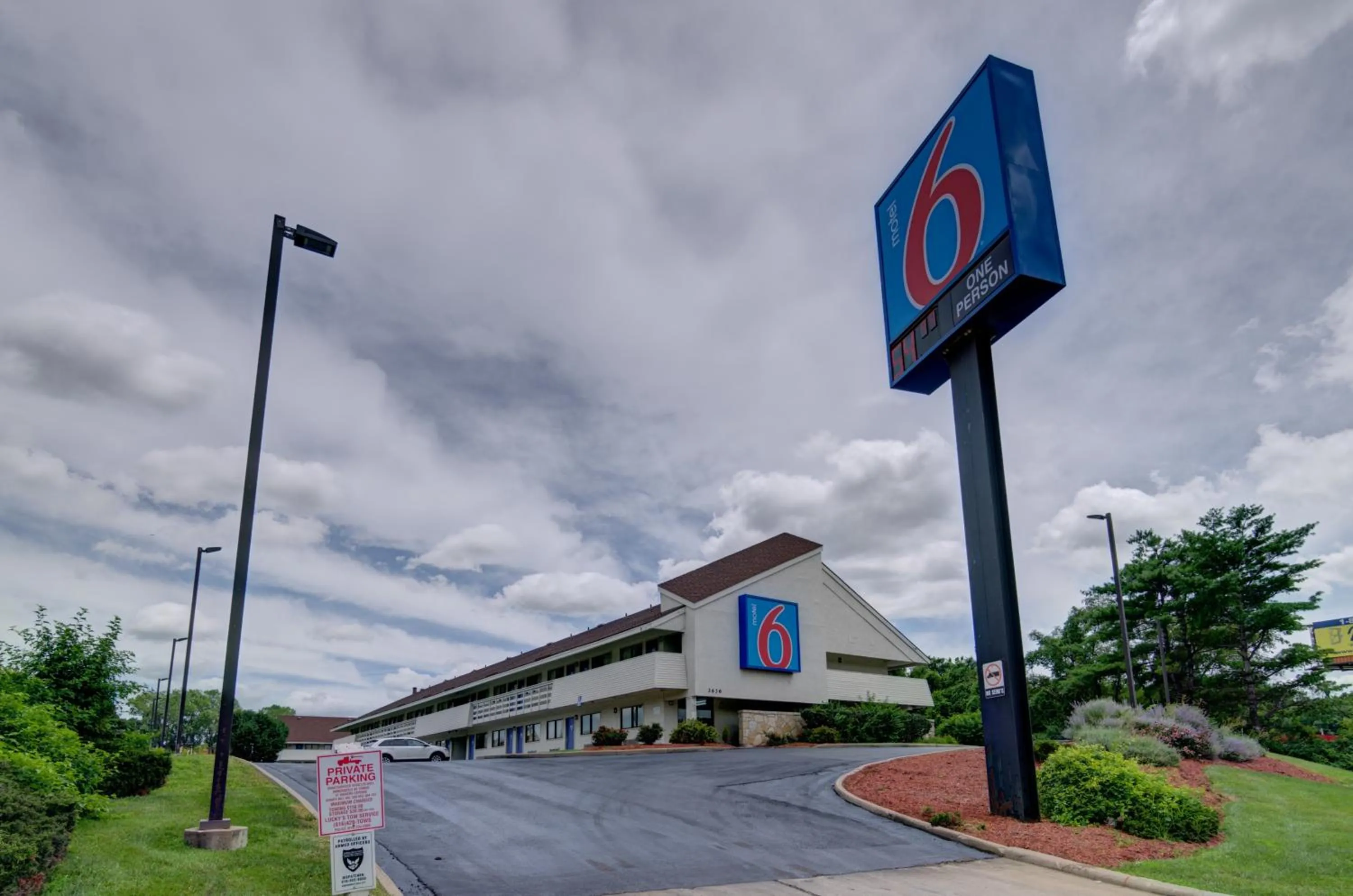 Property logo or sign in Motel 6-Kansas City, MO