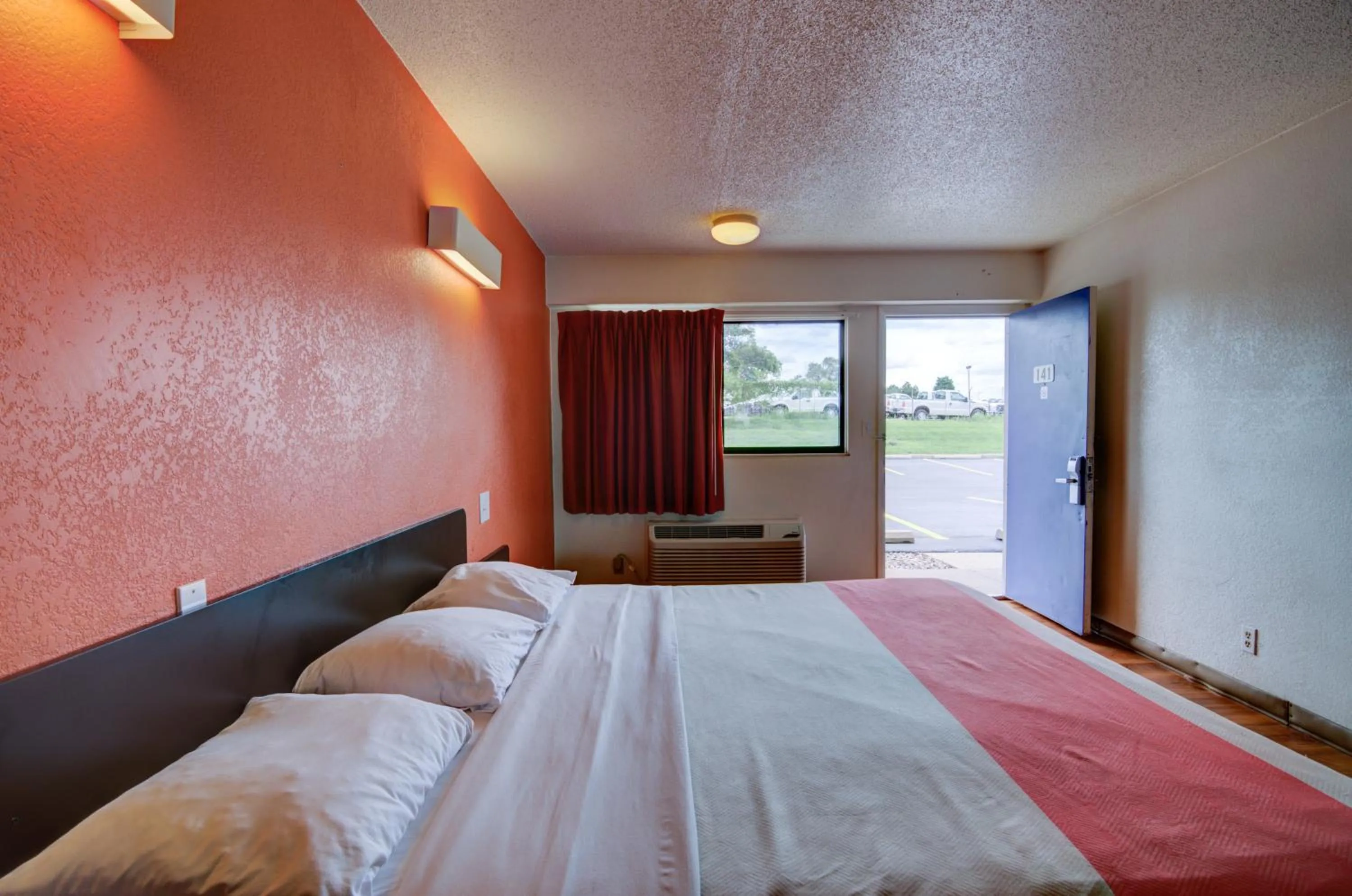 Bedroom, Bed in Motel 6-Kansas City, MO