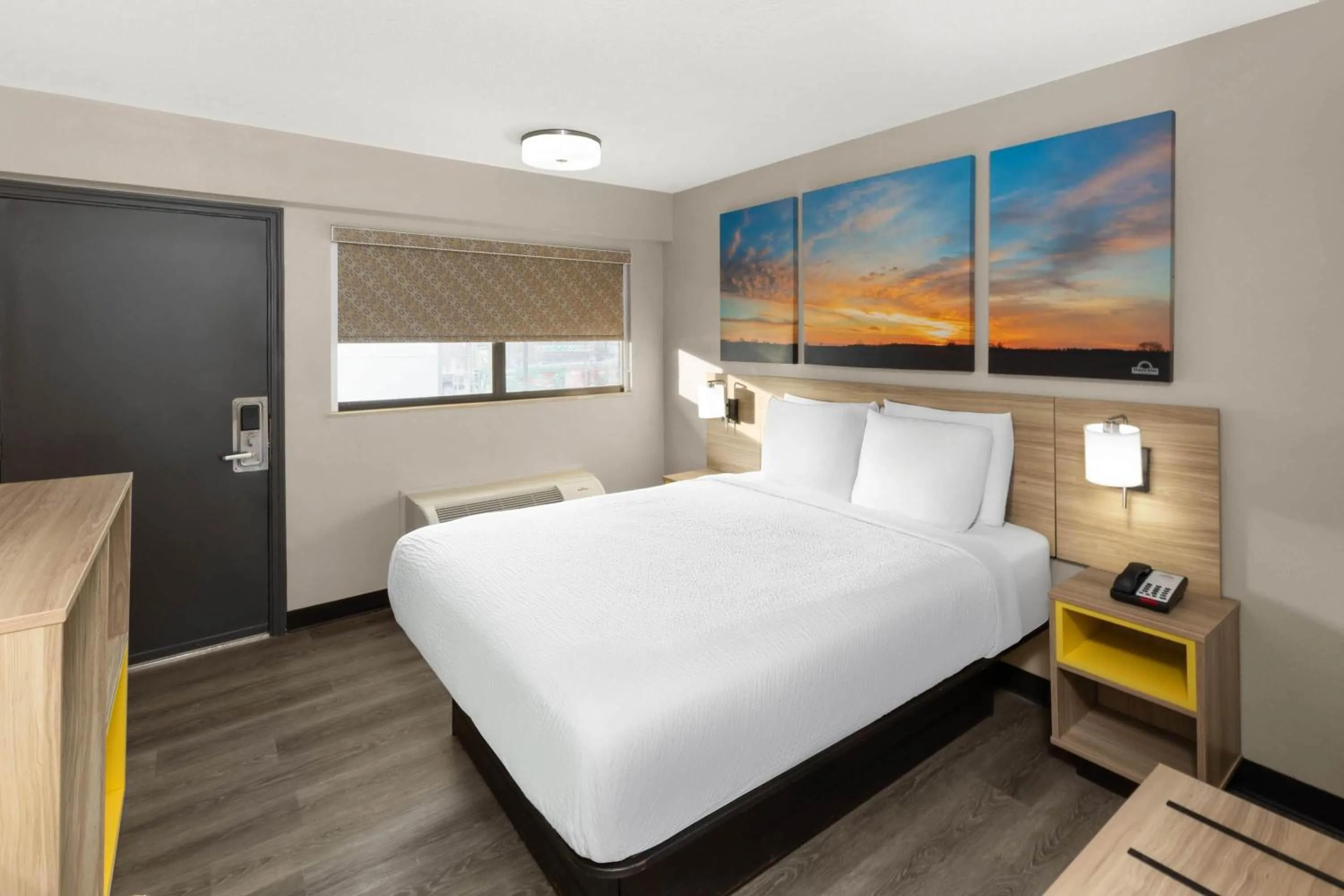 Photo of the whole room, Bed in Days Inn by Wyndham Kansas City Northeast