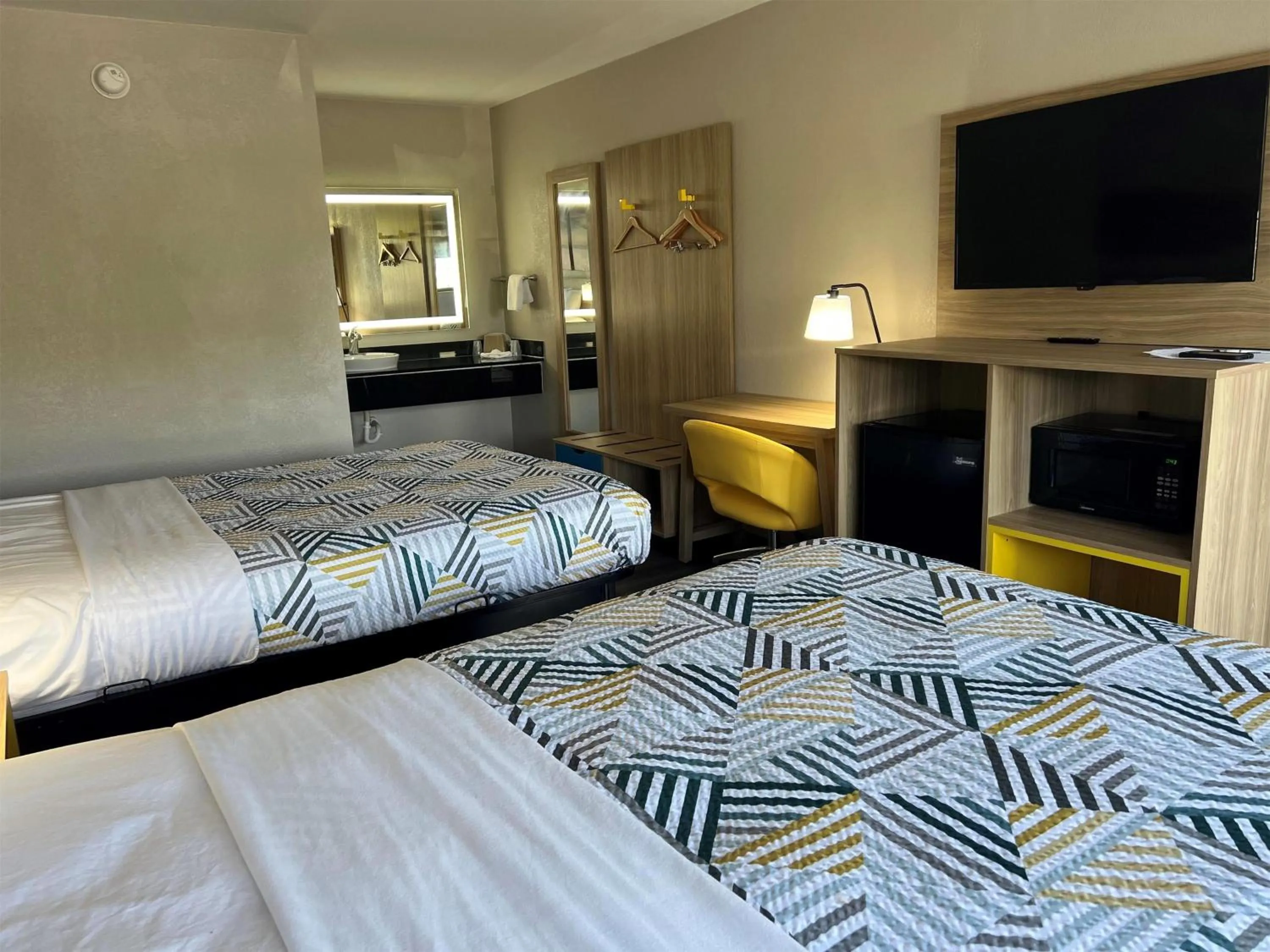 Photo of the whole room, Bed in Days Inn by Wyndham Kansas City Northeast