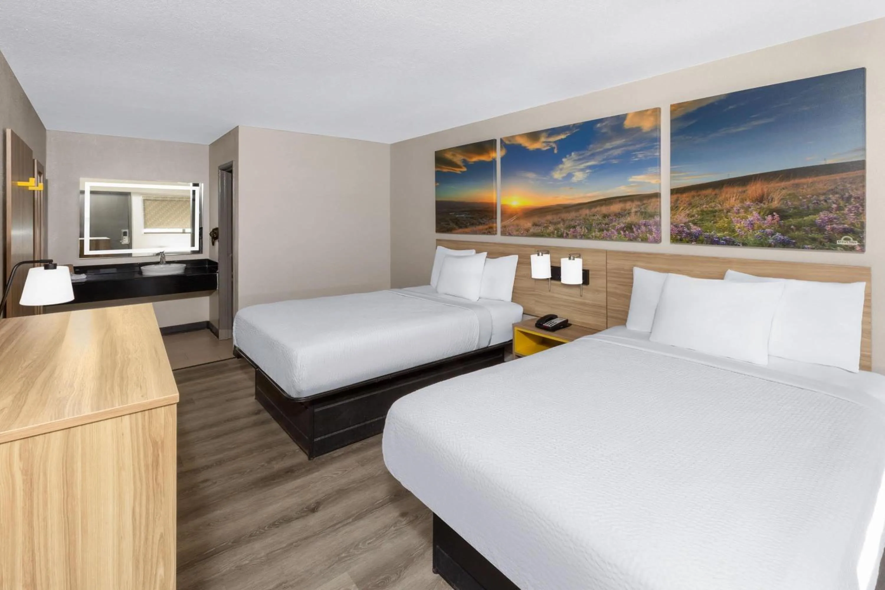 Photo of the whole room, Bed in Days Inn by Wyndham Kansas City Northeast