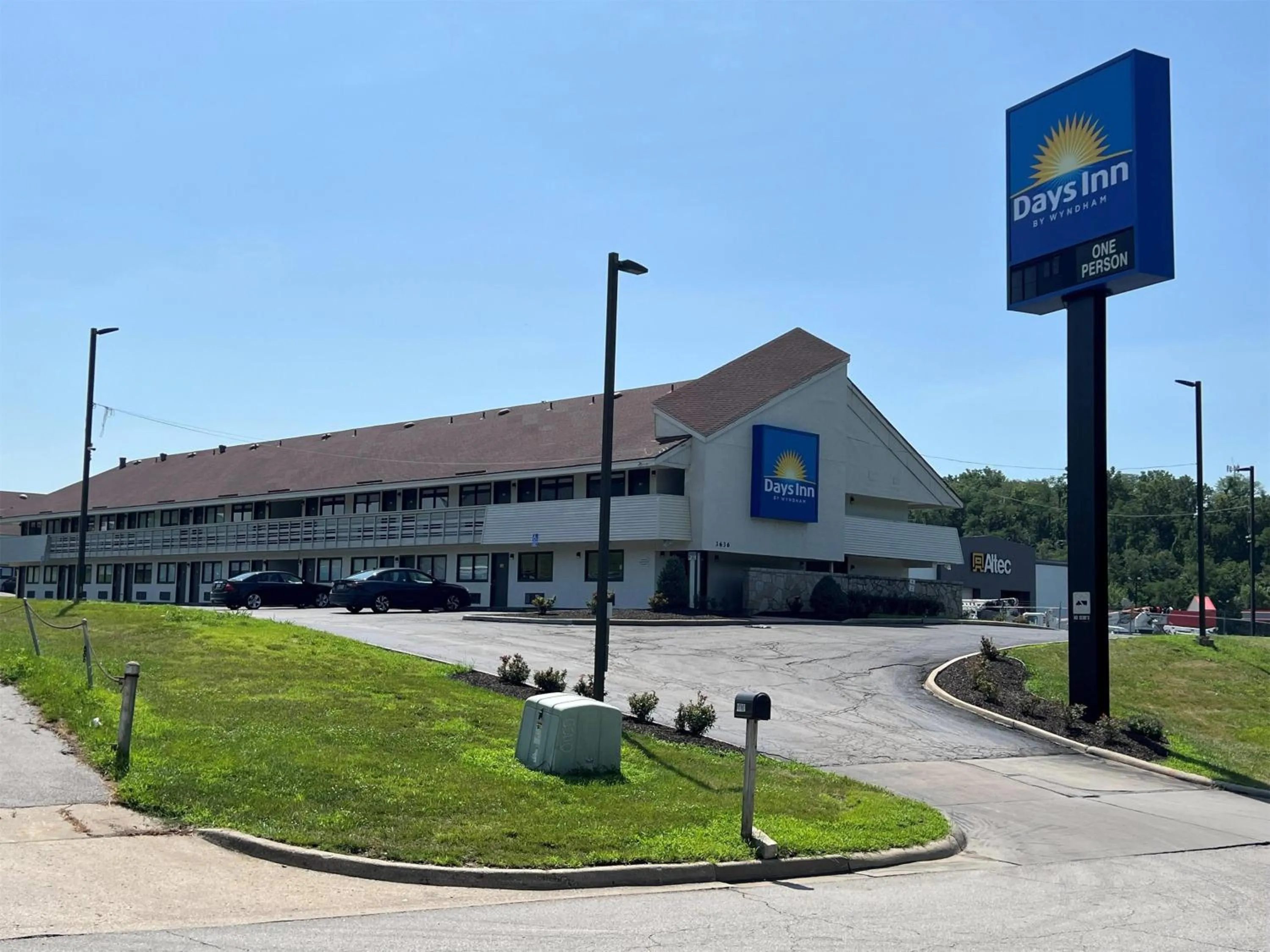 Property building in Days Inn by Wyndham Kansas City Northeast
