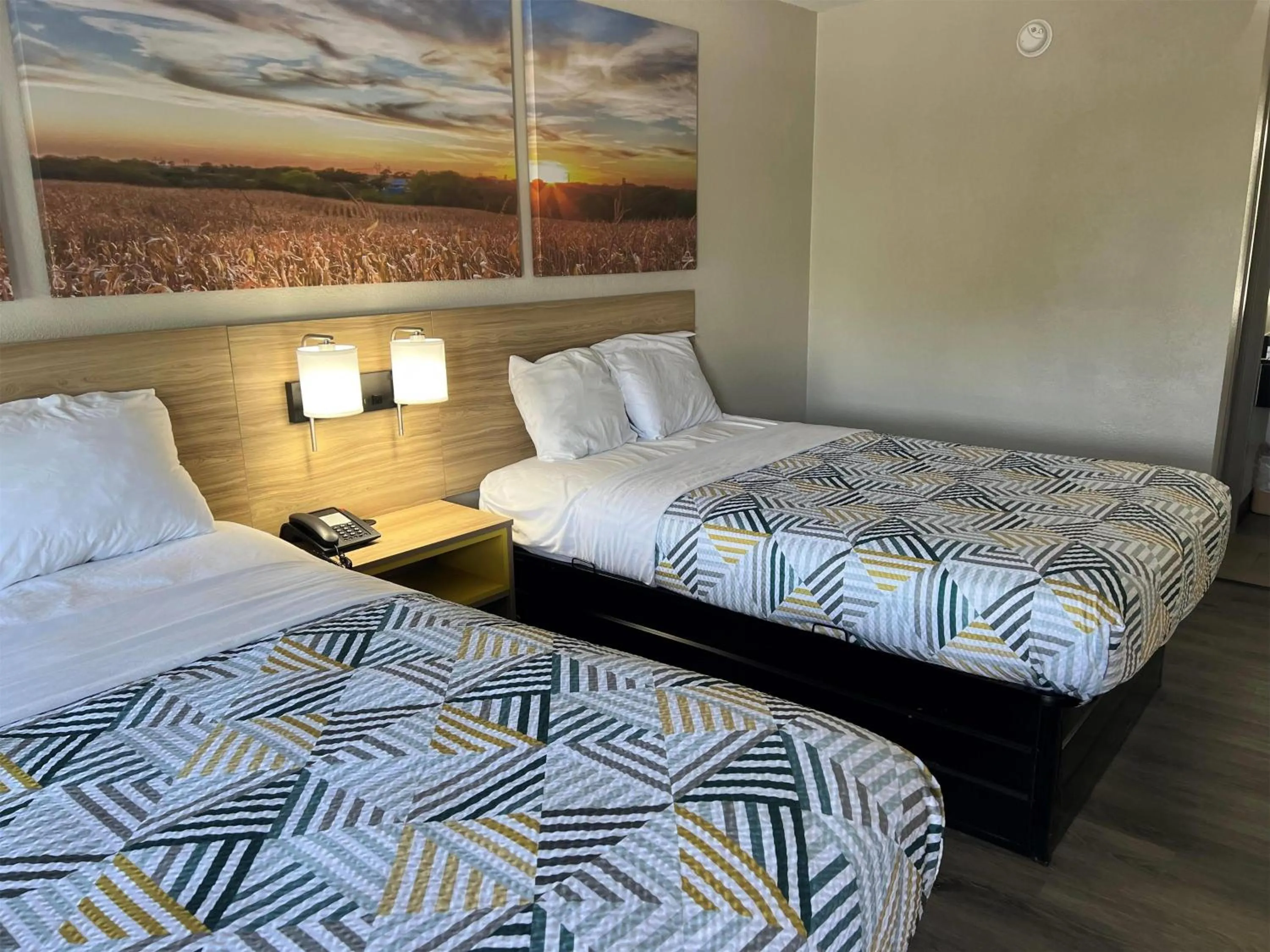 Photo of the whole room, Bed in Days Inn by Wyndham Kansas City Northeast