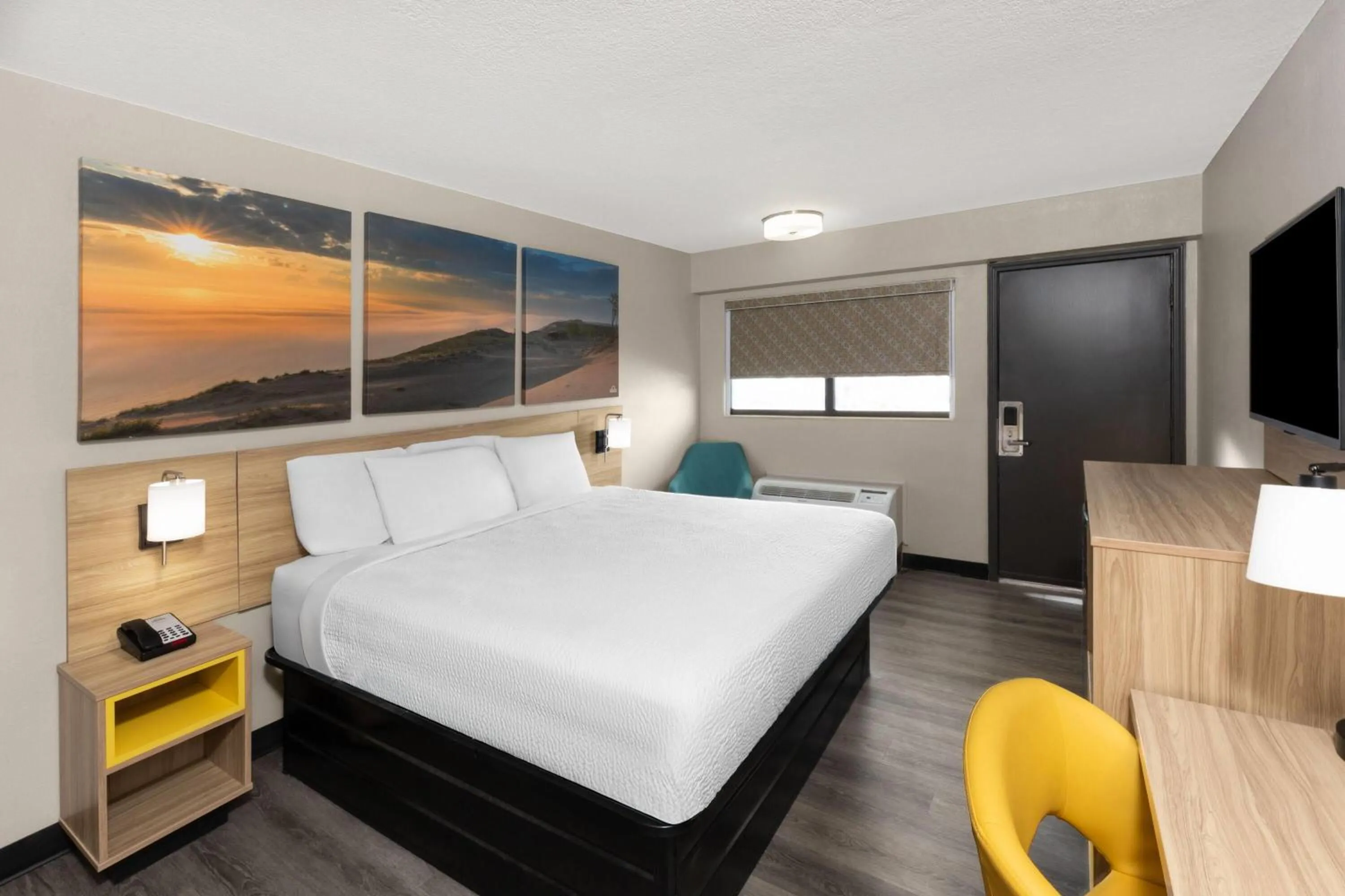 Photo of the whole room, Bed in Days Inn by Wyndham Kansas City Northeast