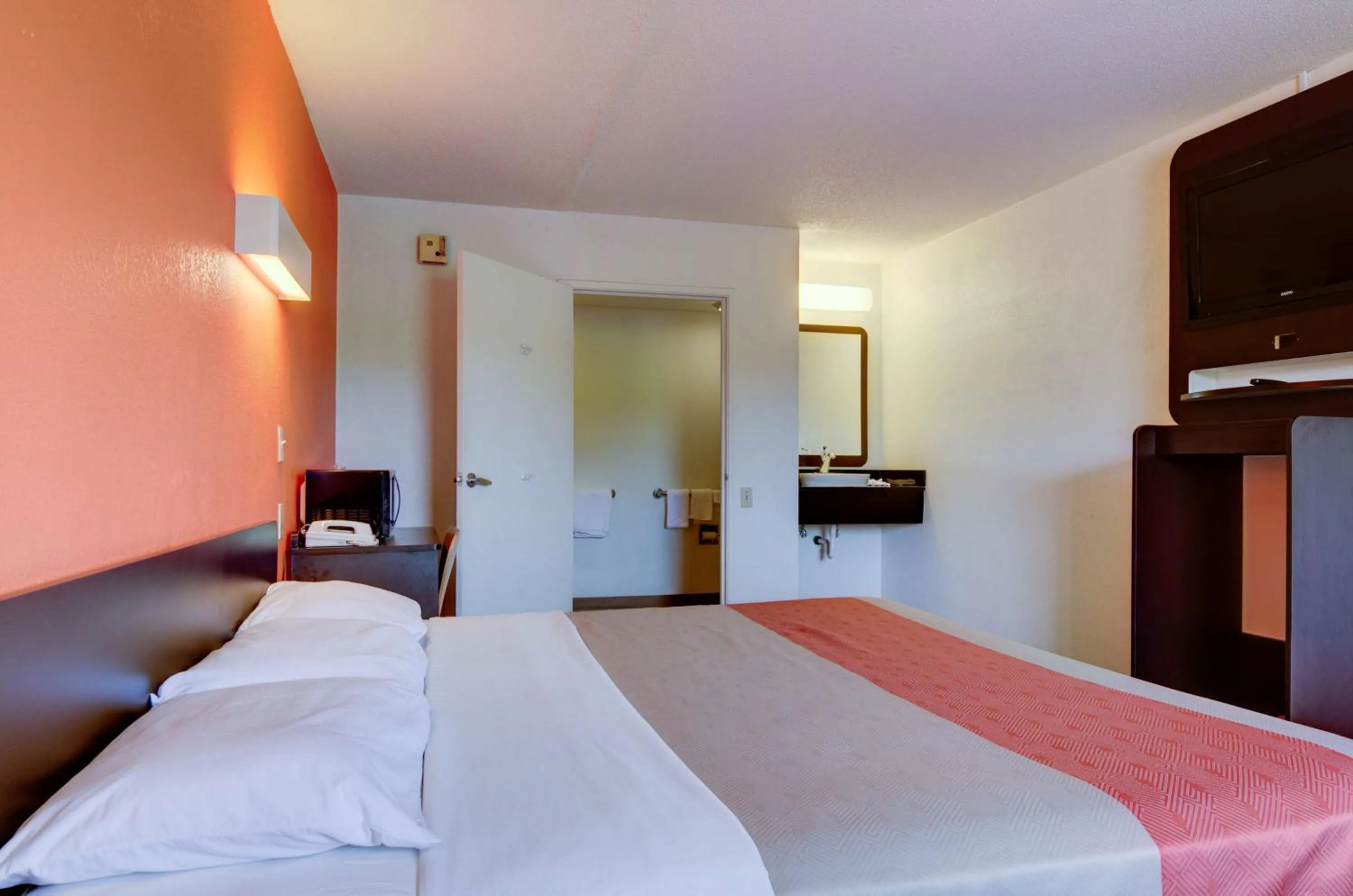 TV and multimedia, Bed in Motel 6-Kansas City, MO