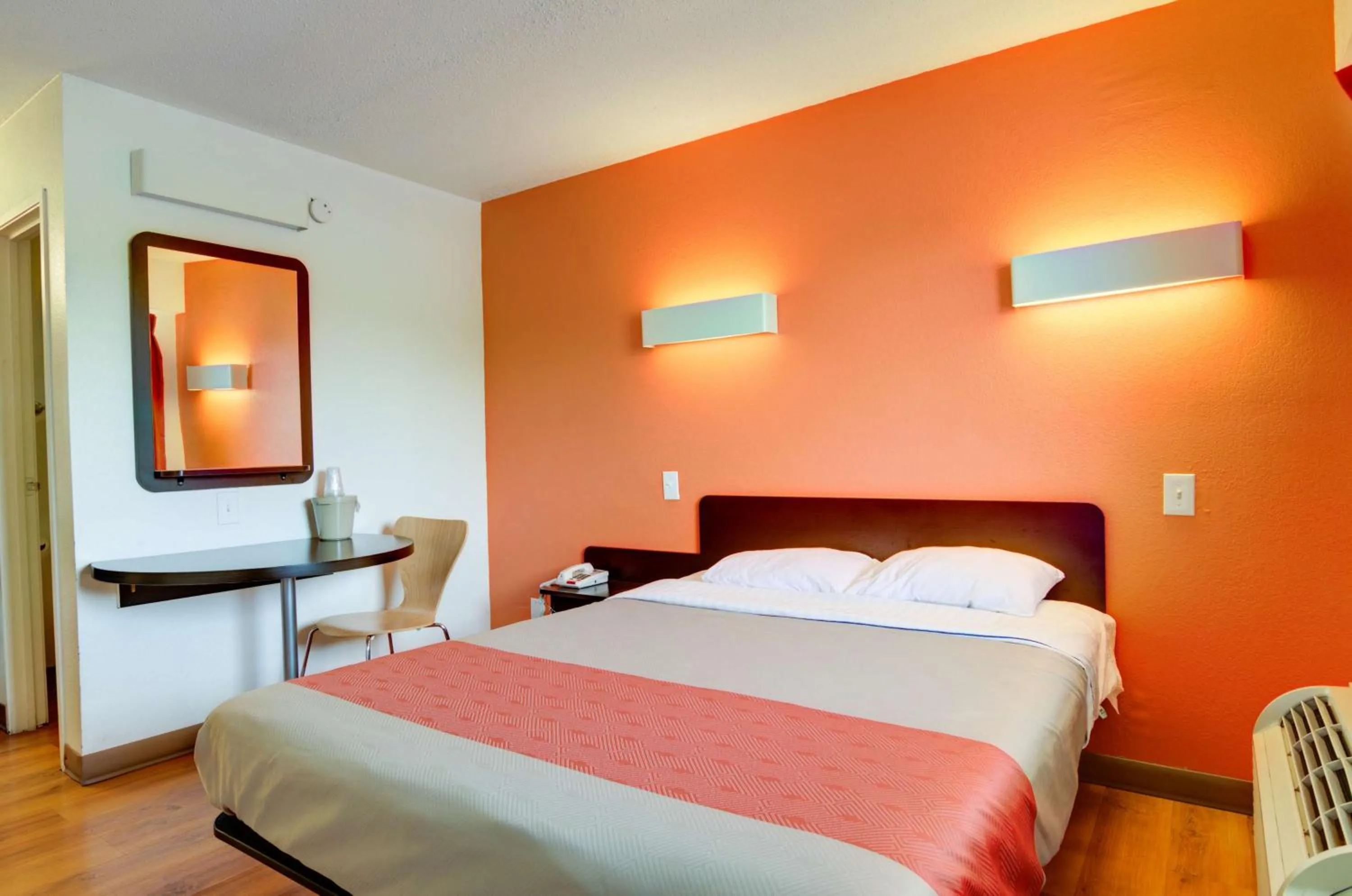 Photo of the whole room, Bed in Motel 6-Kansas City, MO