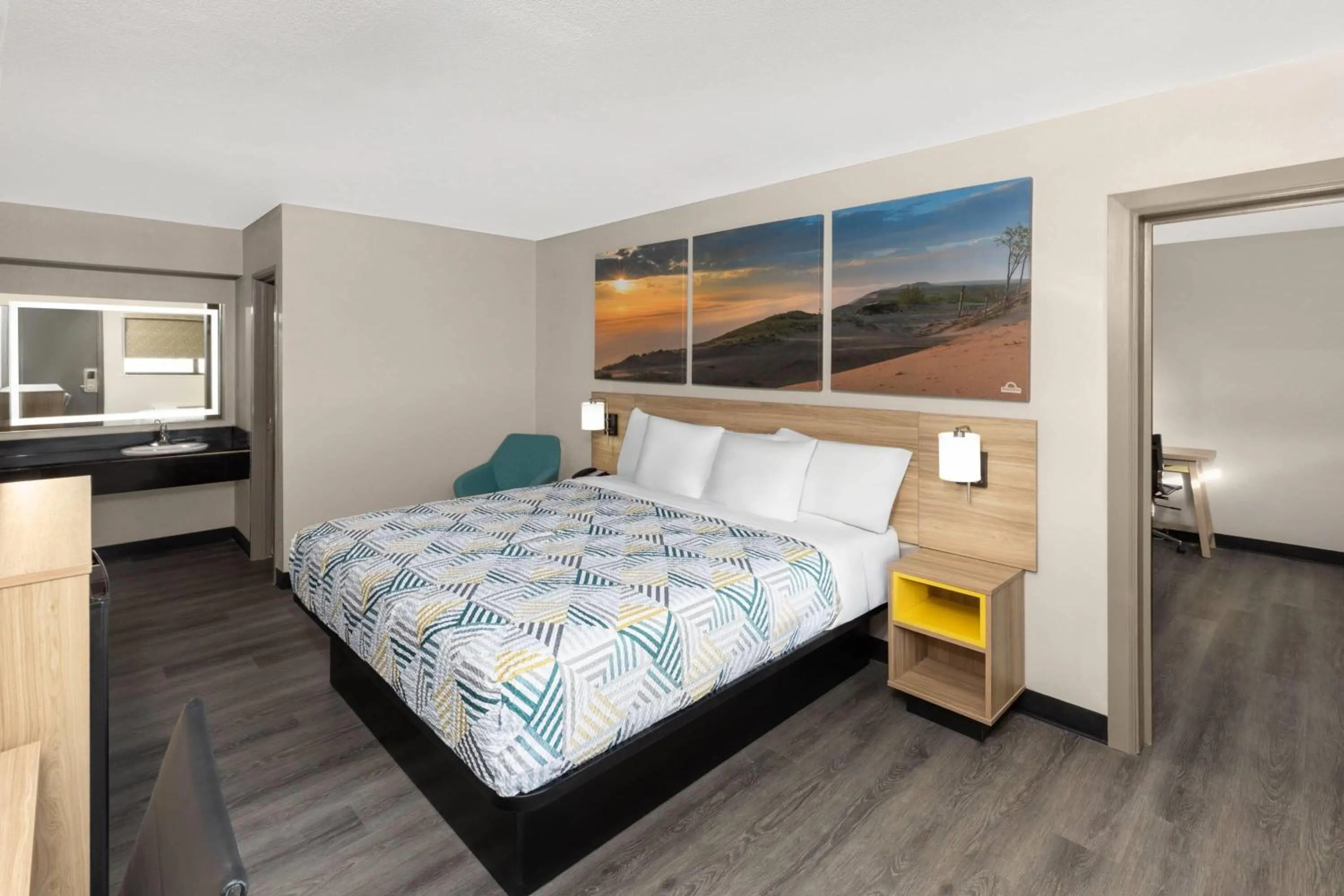 Photo of the whole room, Bed in Days Inn by Wyndham Kansas City Northeast