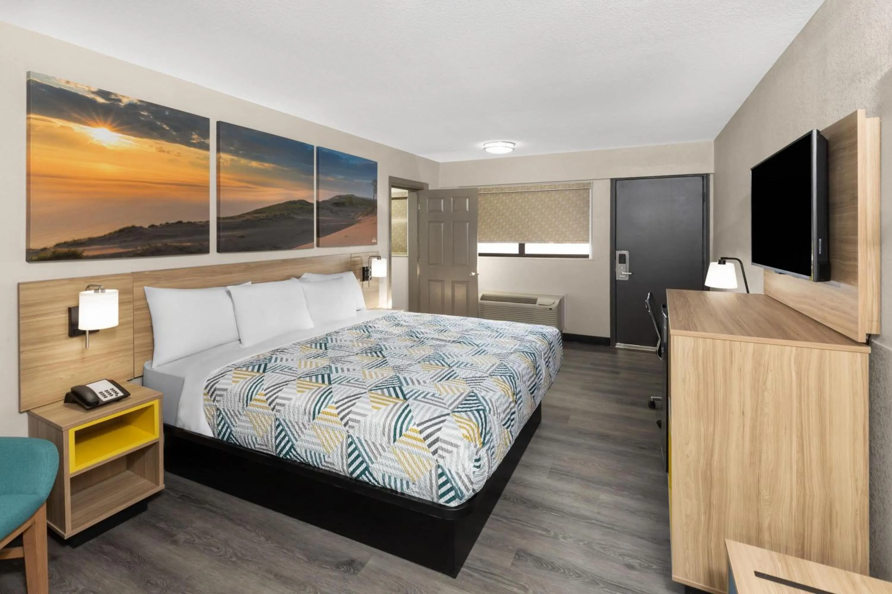 Photo of the whole room, Bed in Days Inn by Wyndham Kansas City Northeast