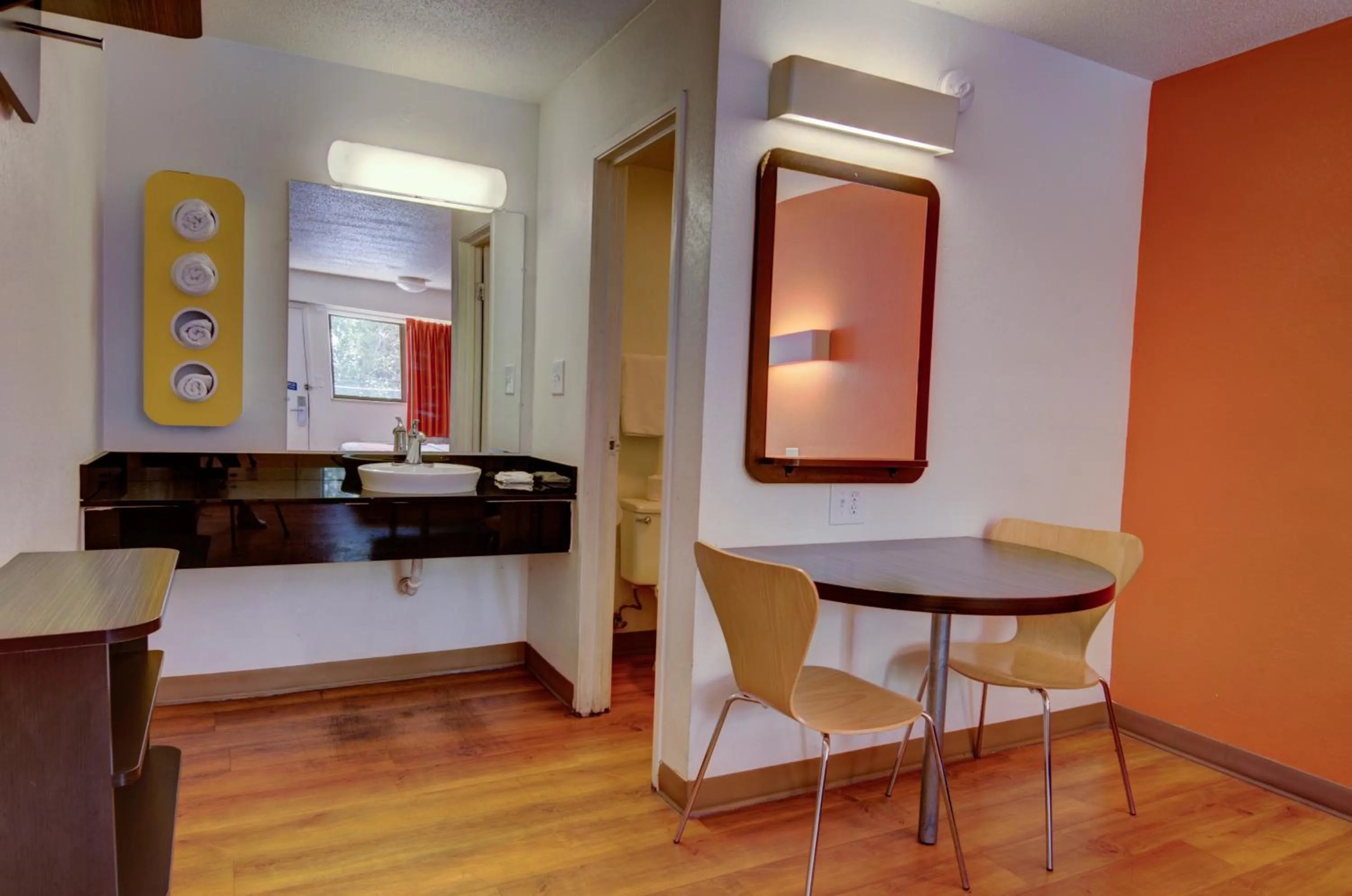 Seating area in Motel 6-Kansas City, MO