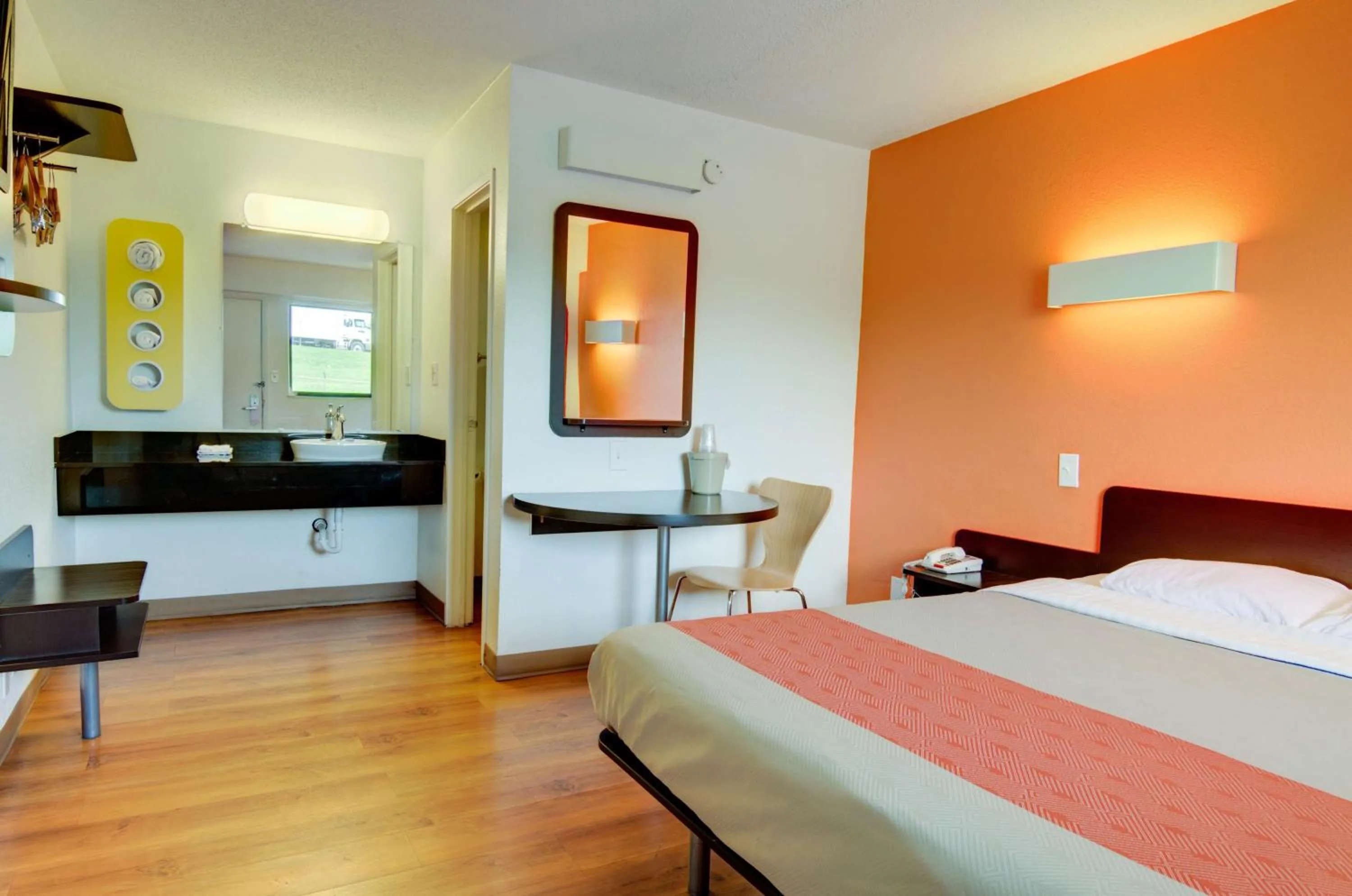 TV and multimedia, Bed in Motel 6-Kansas City, MO