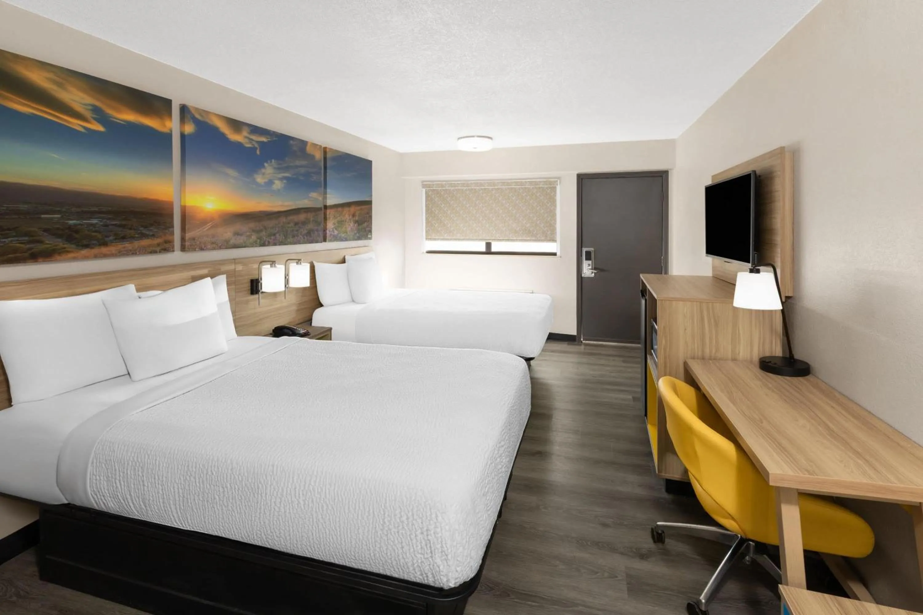 Photo of the whole room, Bed in Days Inn by Wyndham Kansas City Northeast