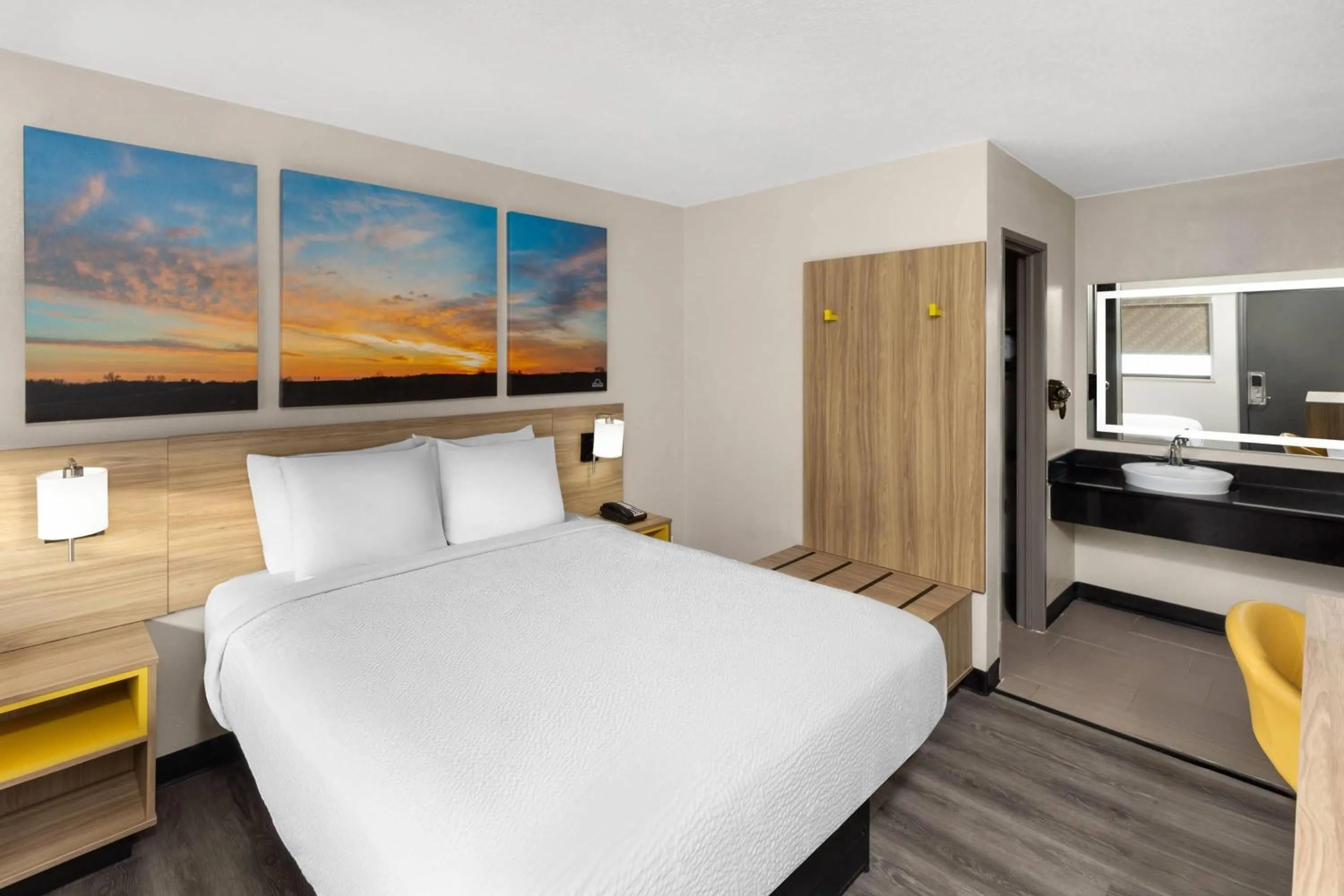 Photo of the whole room, Bed in Days Inn by Wyndham Kansas City Northeast