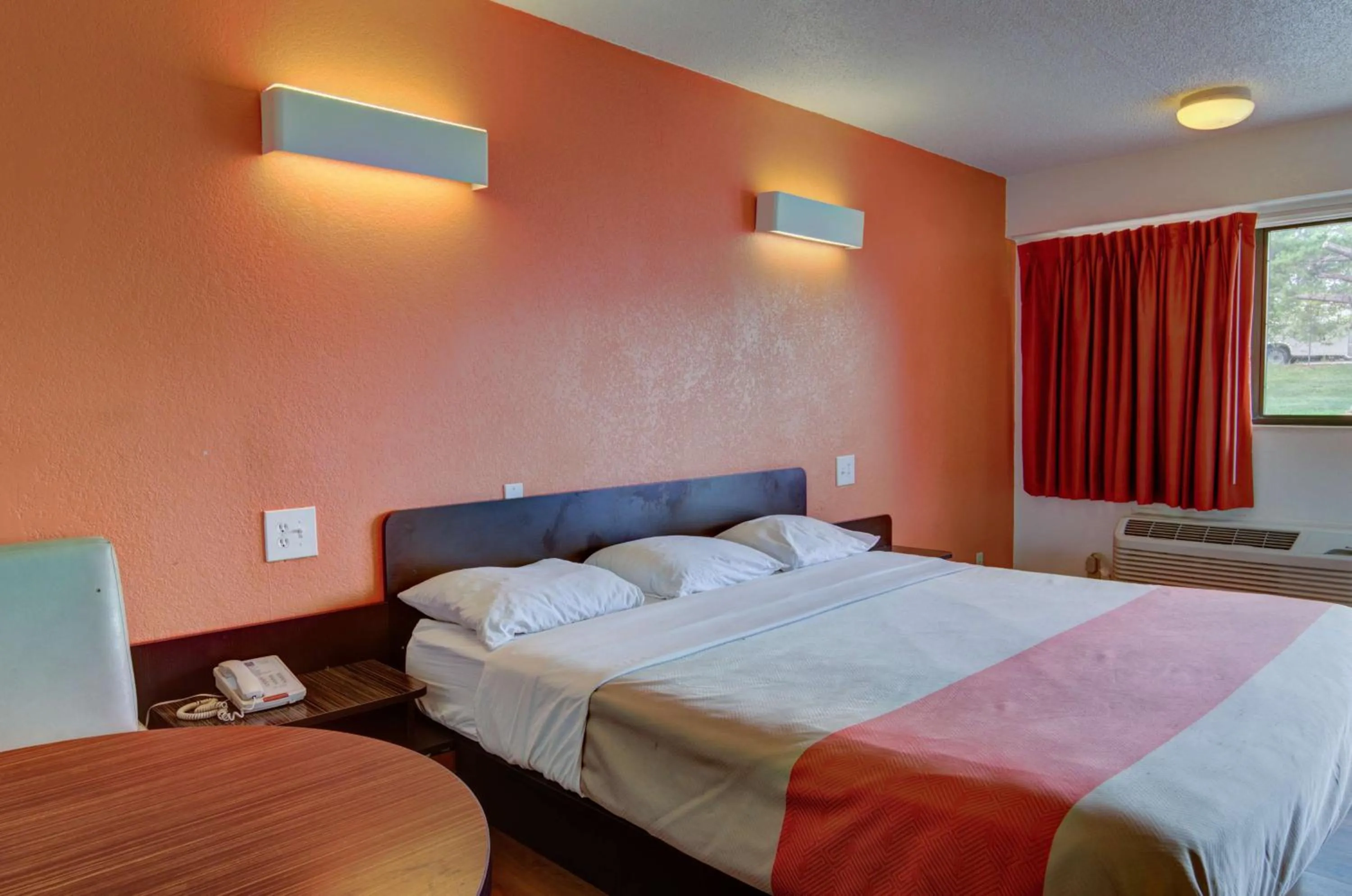 Photo of the whole room, Bed in Motel 6-Kansas City, MO