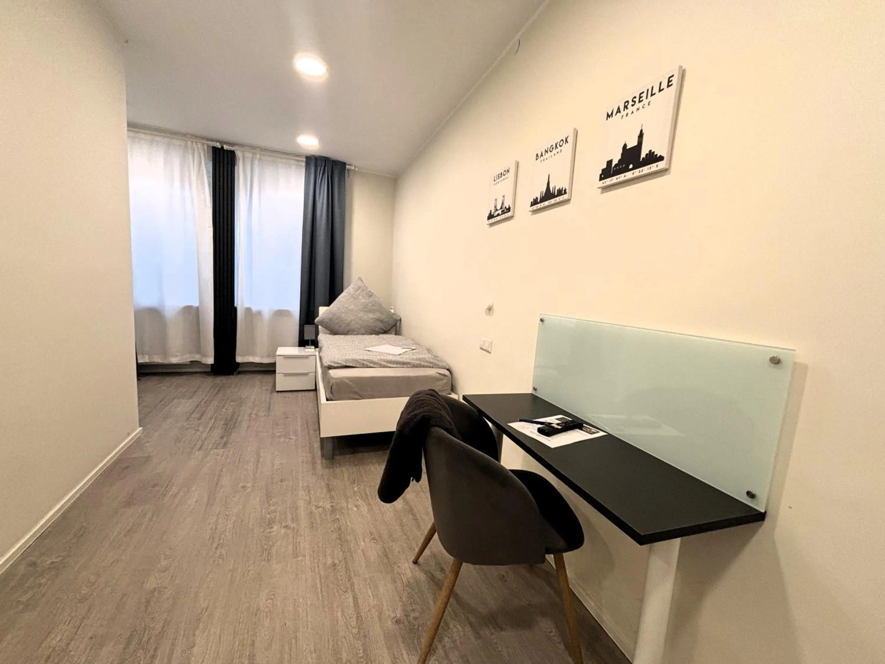 Photo of the whole room in Simplex Stays Hotel Quartier 8 - Digital Access