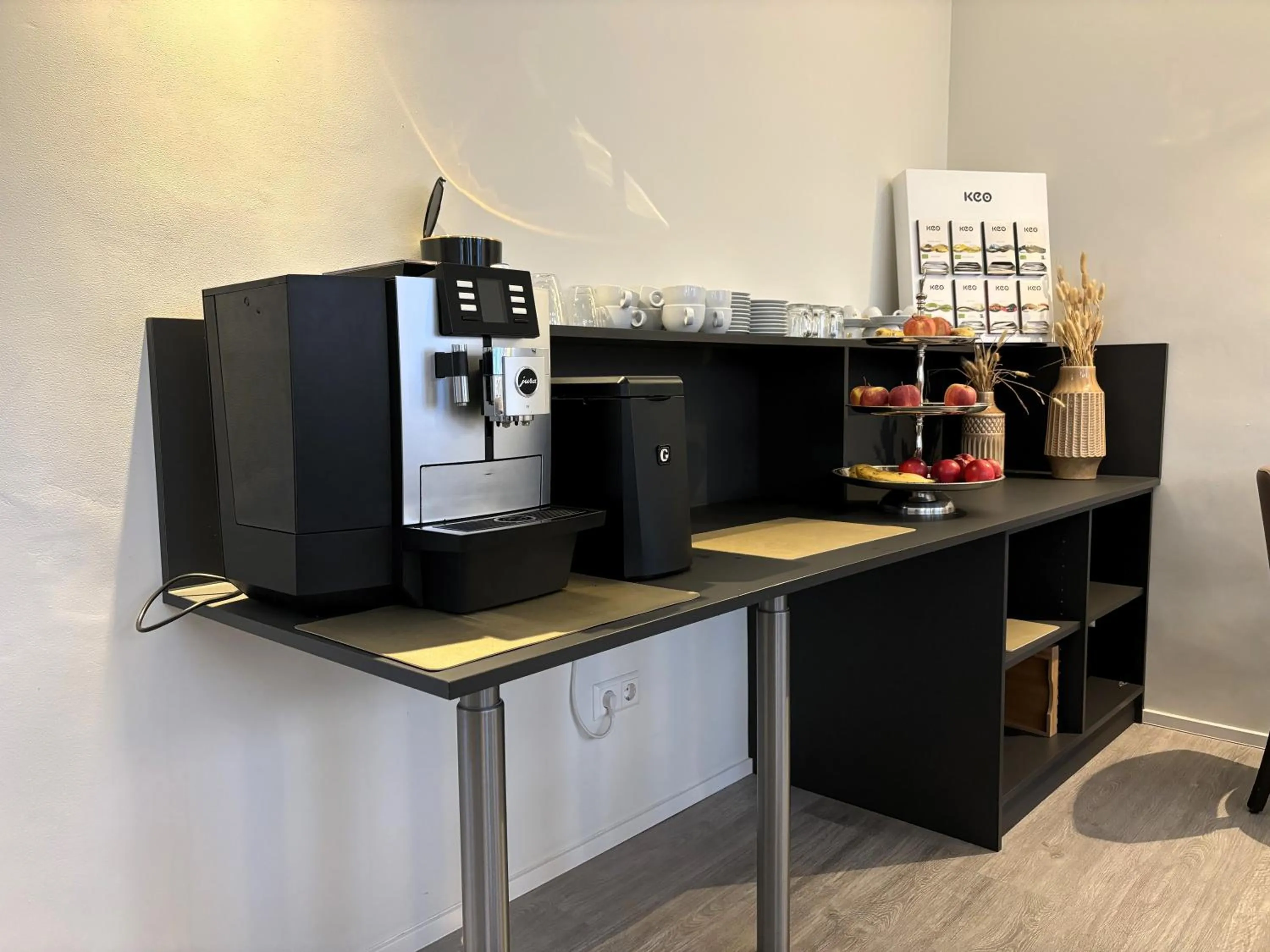 Coffee/tea facilities in Simplex Stays Hotel Quartier 8 - Digital Access