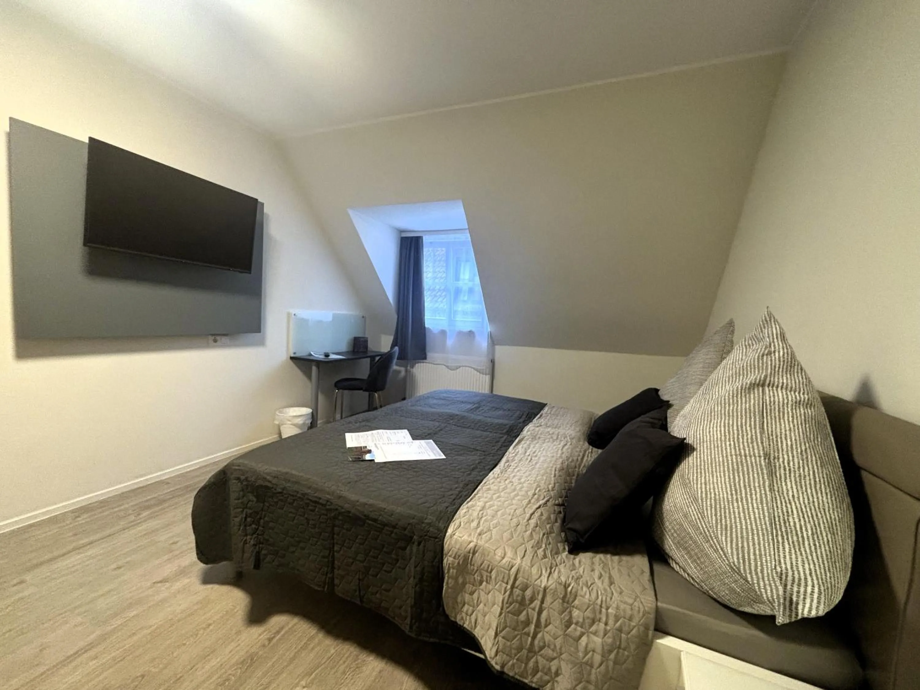 Bedroom, Bed in Simplex Stays Hotel Quartier 8 - Digital Access