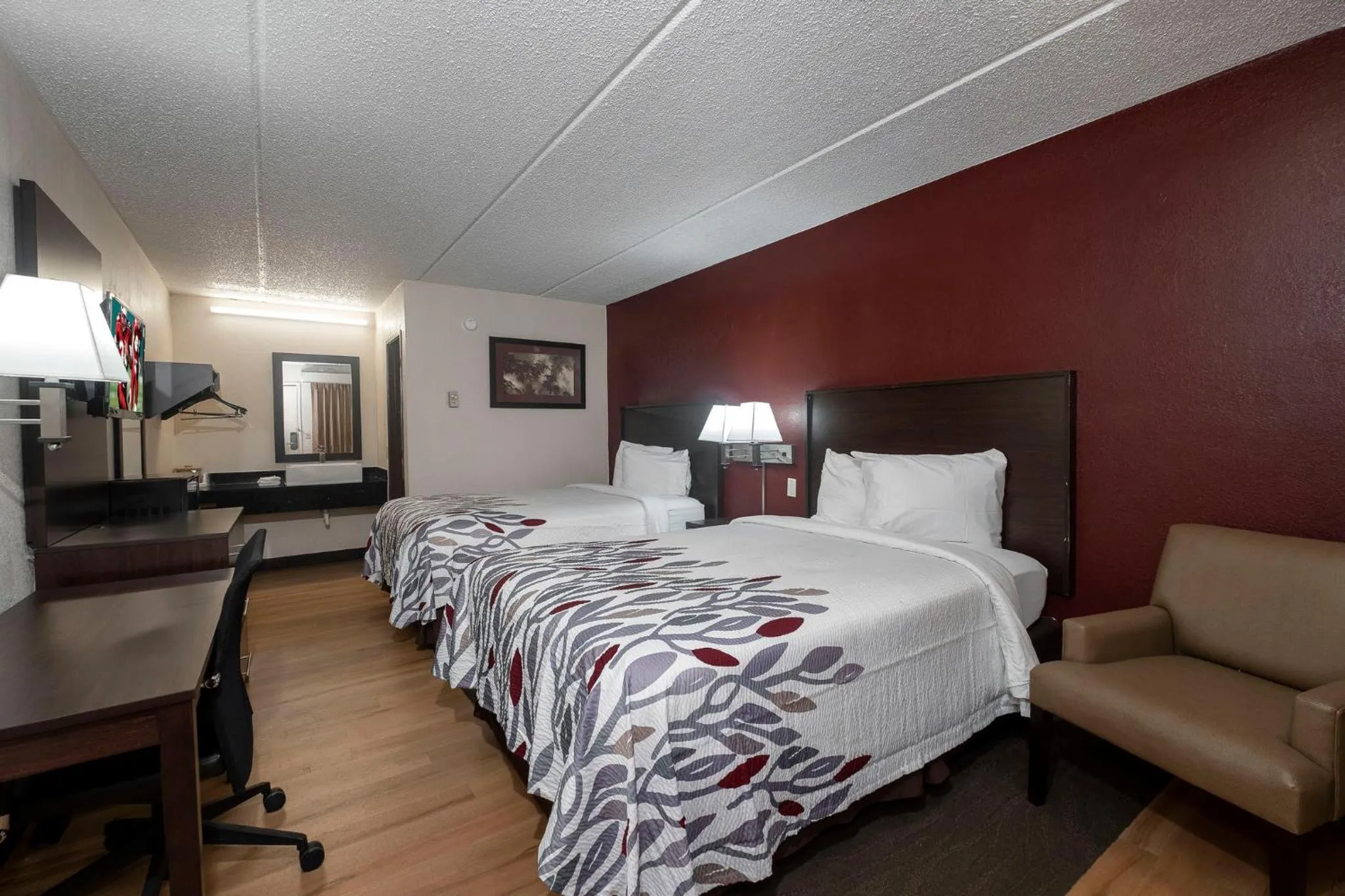 Photo of the whole room, Bed in Red Roof Inn Champaign - University