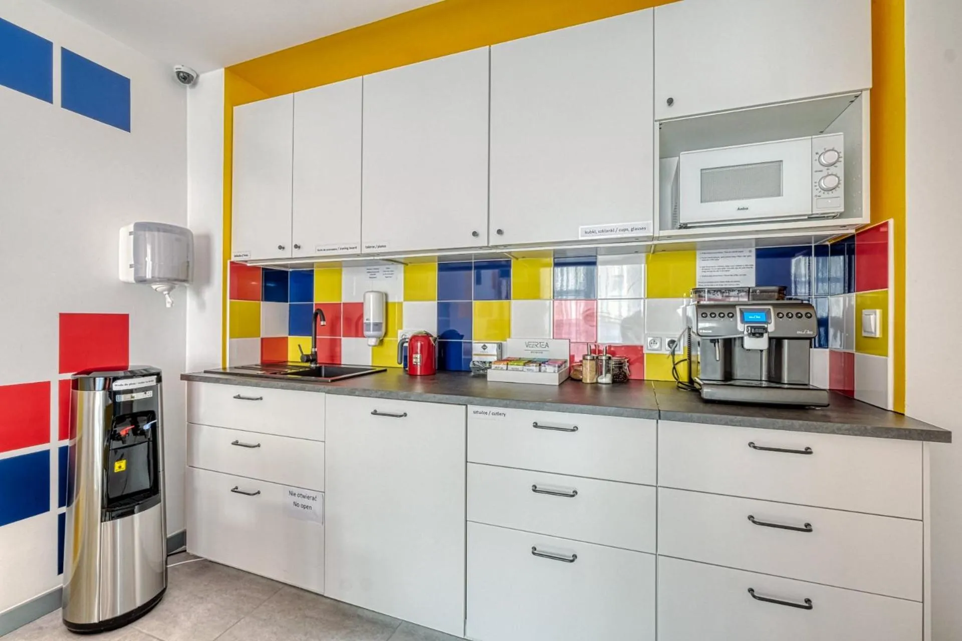 Communal kitchen in Level Rooms